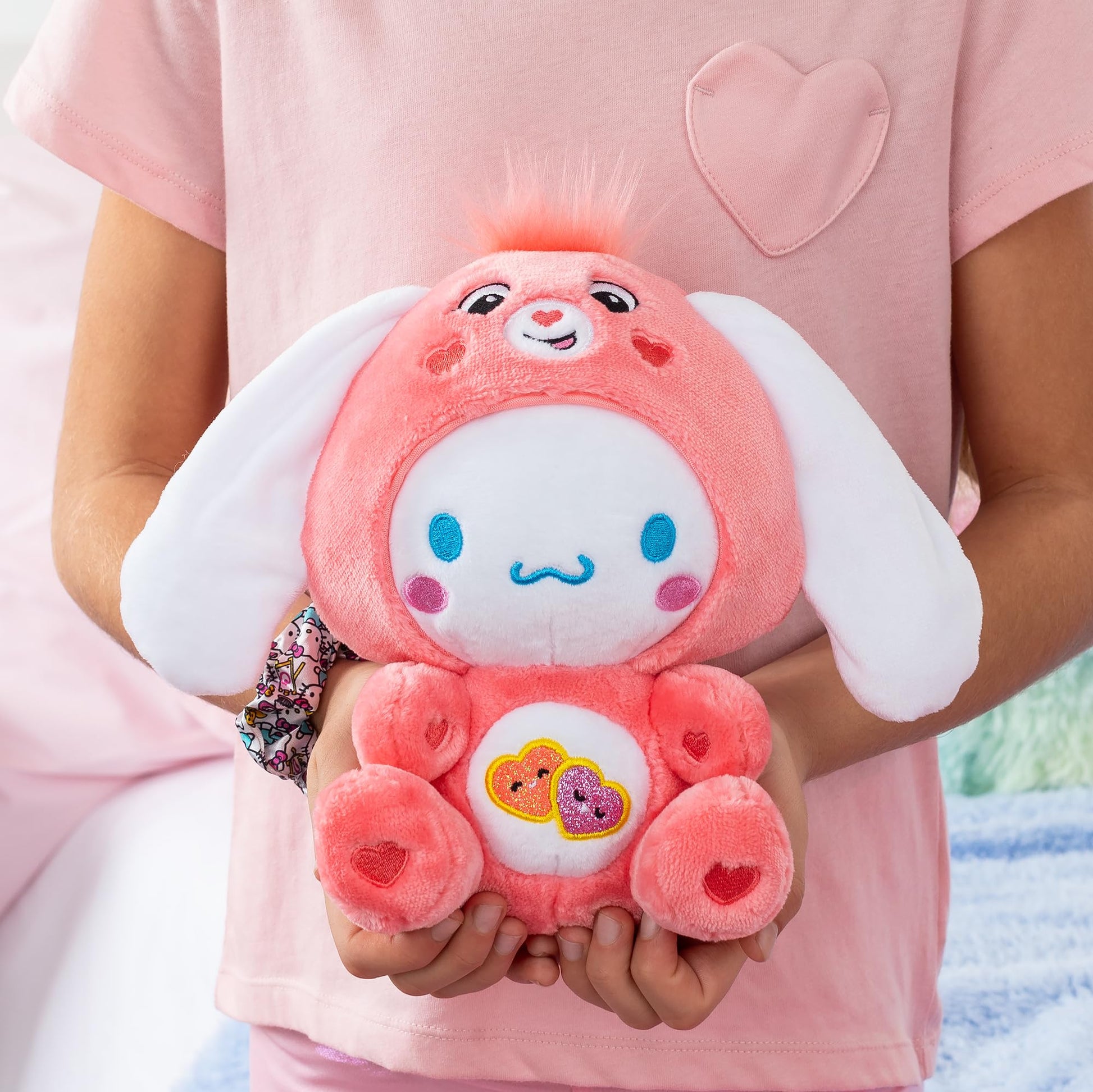 Care Bears Cinnamoroll Dressed As Love-a-Lot Bear 8 Pulgadas de Felpa de tamaño Divertido, Rosa, Suave, abrazable Mejor - Bueno para niñas y niños, empleados, coleccionistas, a Partir de 4 años