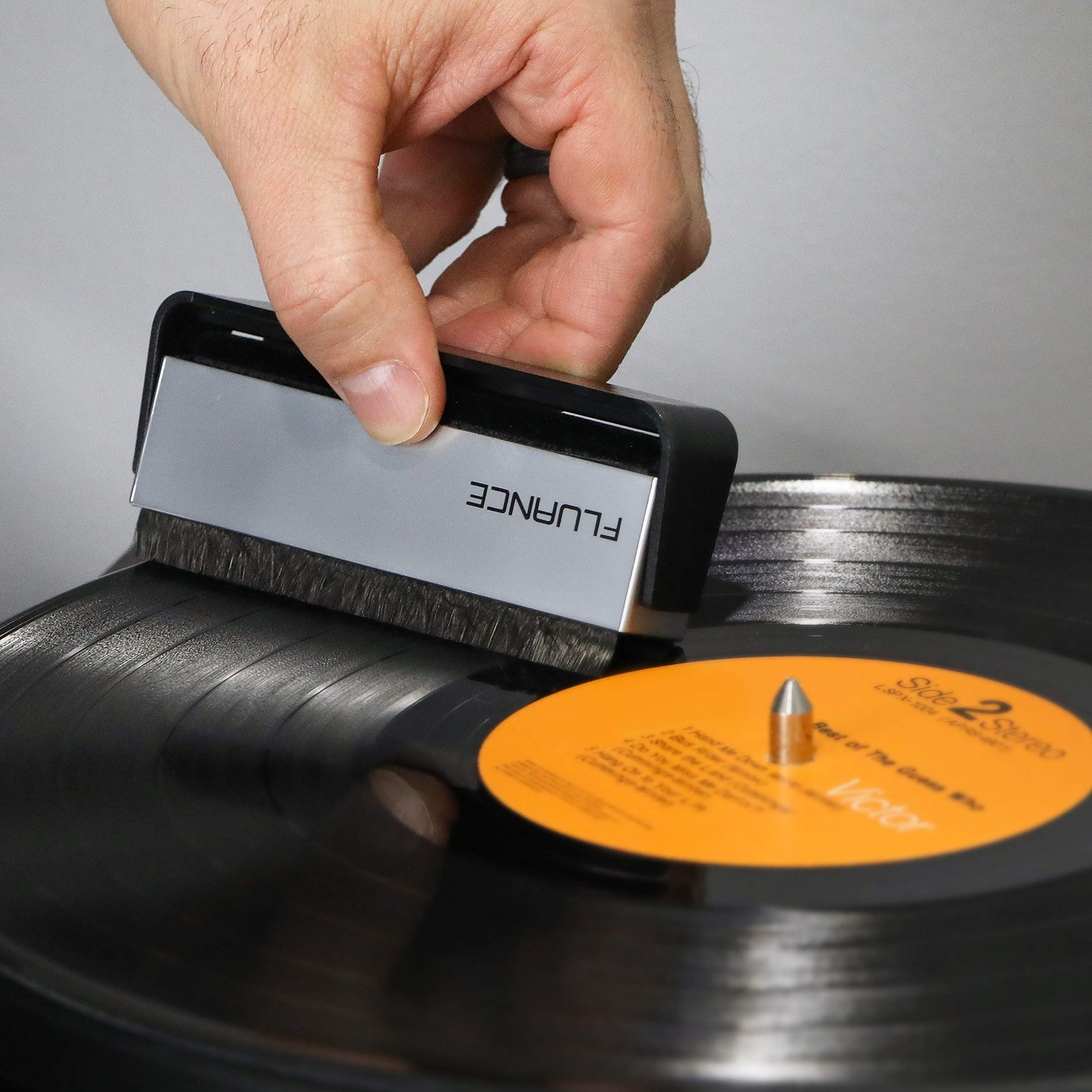 Kit Limpieza de Vinilos Fluance Negro con Cepillo Antiestático de Fibra de Carbono y Terciopelo para Agujas y LPs