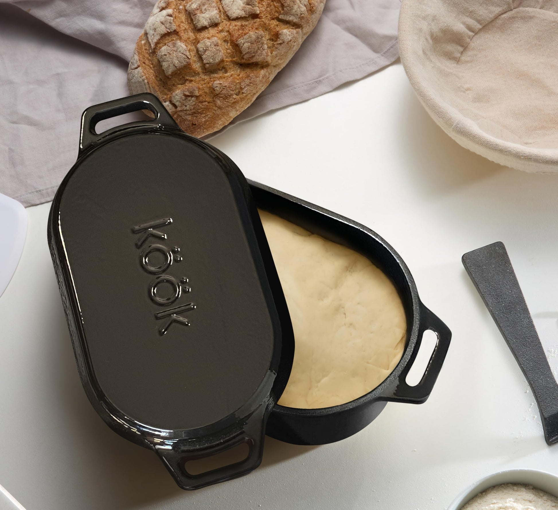 KooK - Horno holandés, para hornear pan, sartén de masa madre, con tapa, asas duales, hierro fundido esmaltado, incluye palanca de tapa, apto para lavaplatos, 3.4 cuartos de galón, negro