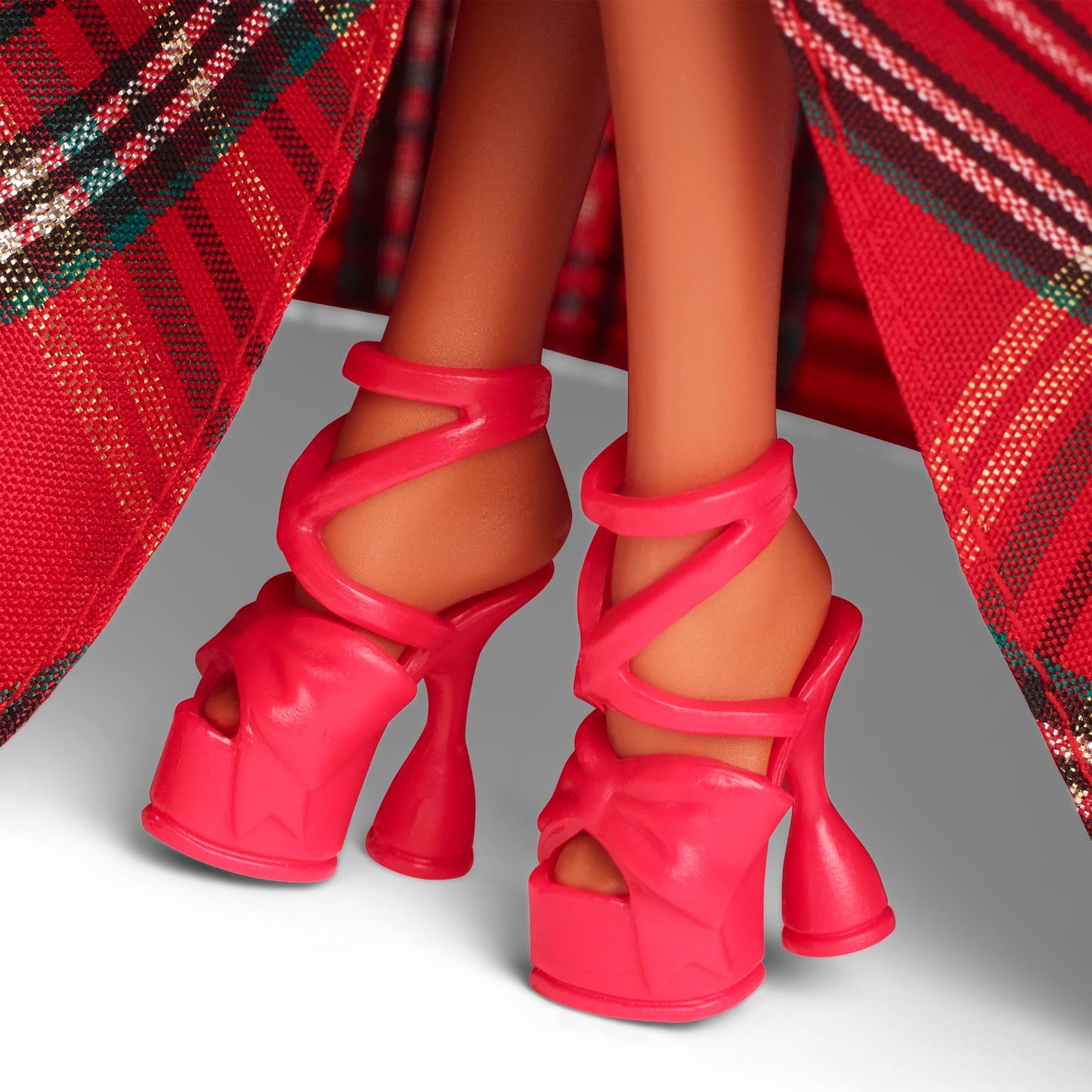 Barbie 2024 - Muñecas día Festivo, Juguete de coleccionista de Temporada, Marca, Vestido a Cuadros con Lazo Rojo, Embalaje visualizable, Cabello castaño Claro