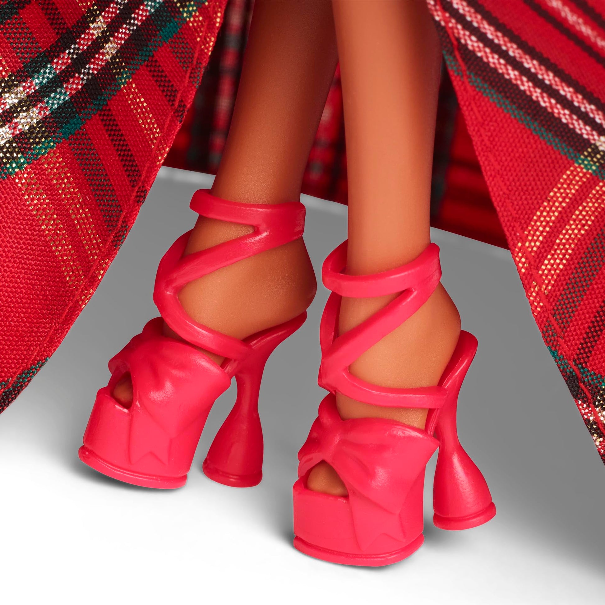 Barbie 2024 - Muñecas día Festivo, Juguete de coleccionista de Temporada, Marca, Vestido a Cuadros con Lazo Rojo, Embalaje visualizable, Cabello castaño Claro