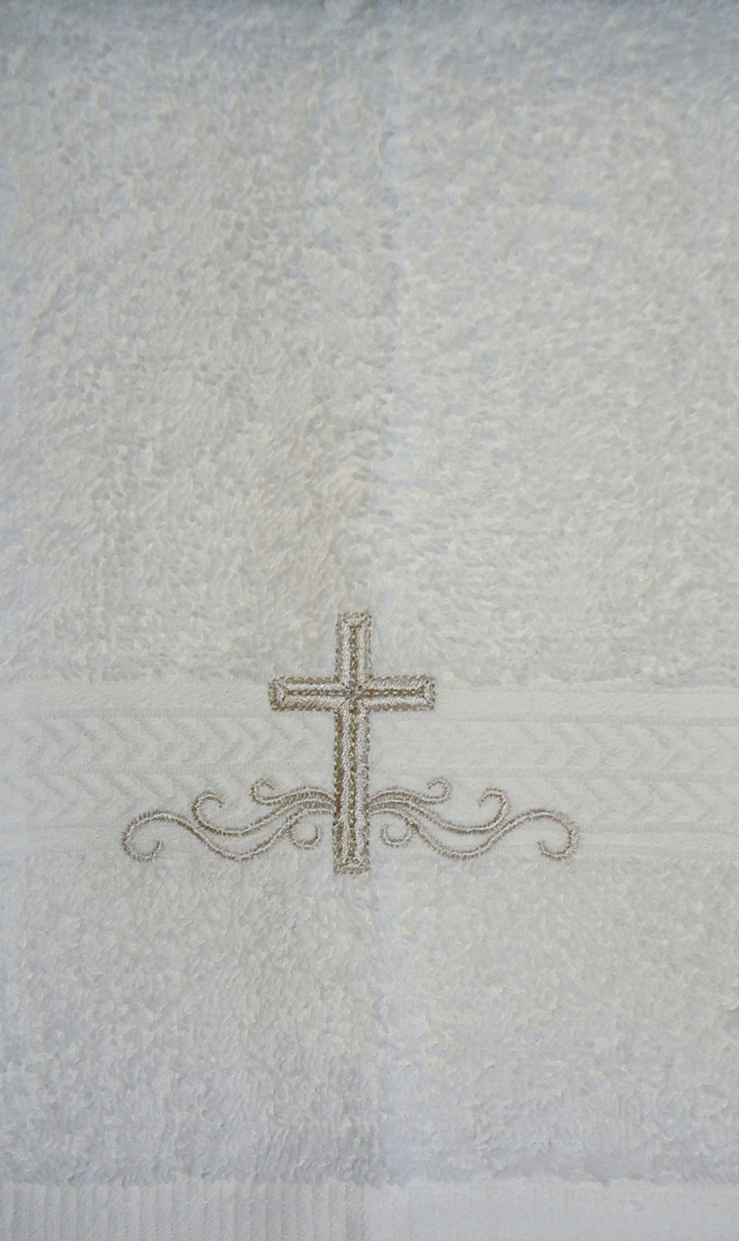 Integrity Designs Toalla de mano para bautizo de bebé con bordado de cruz