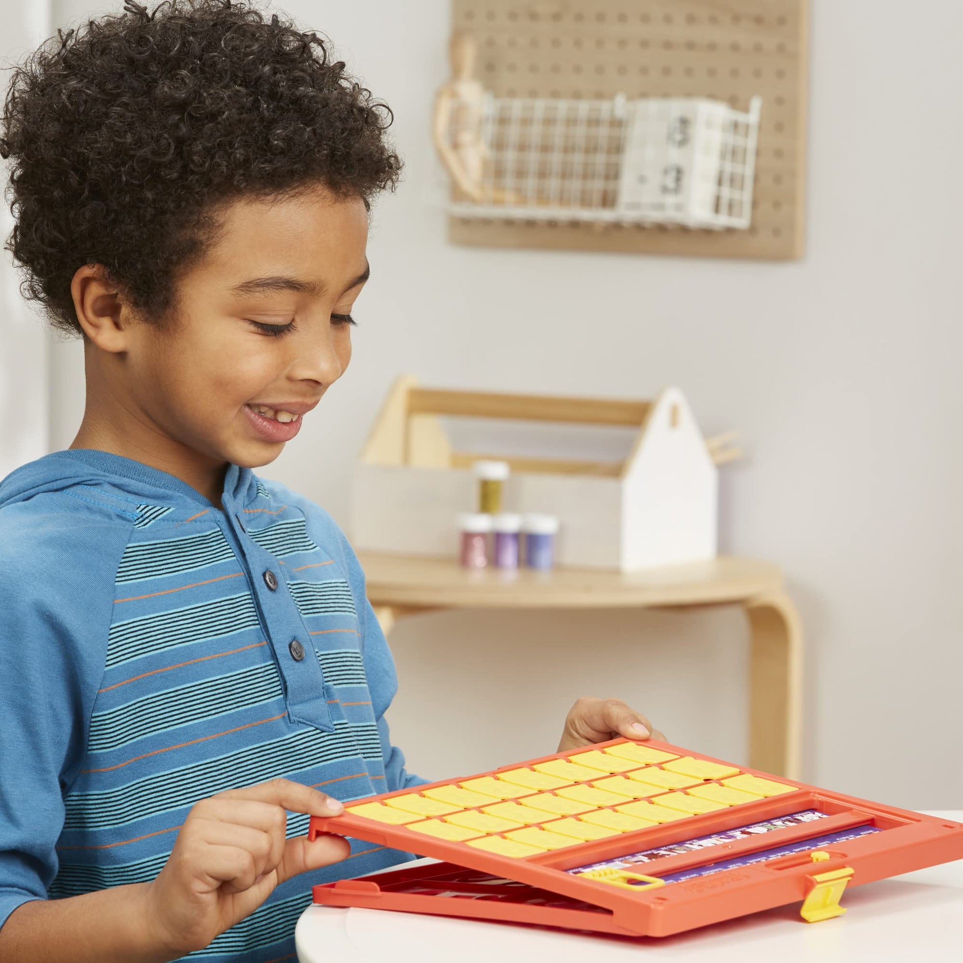 Hasbro Gaming Guess Who? Marco Original fácil de Cargar, Hoja de Personajes de Doble Cara, Juegos de Mesa para 2 Jugadores para niños, Juegos de adivinar para familias, a Partir de 6 años