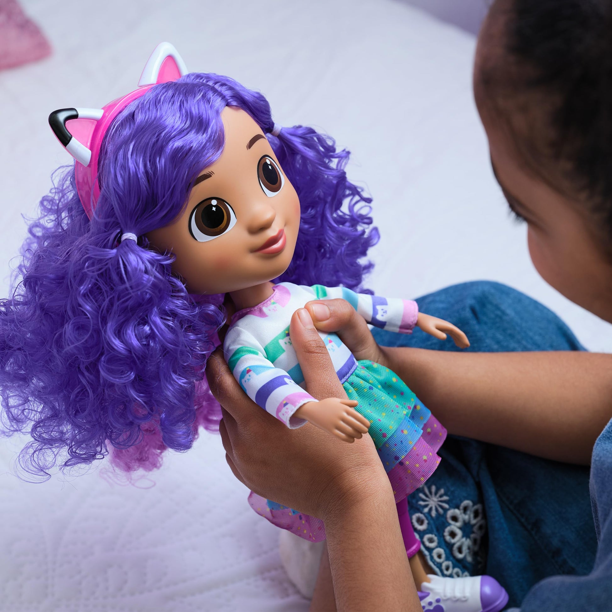 Gabby’s Dollhouse, 'Gabby Girl' Que Canta y celebra, muñeca de 33 cm de Altura con Efectos de Sonido y Orejas de Gato Reversibles, Juguetes para niños y niñas a Partir de 3 años