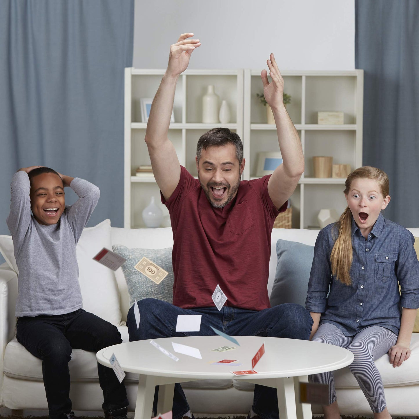 Hasbro Monopoly Clásico Juego de Mesa de Negociar Propiedades, Ideal para Adultos, niños y niñas a Partir de los 8 años, para Jugar en Familia o con Amigos, de 2 a 6 Jugadores.