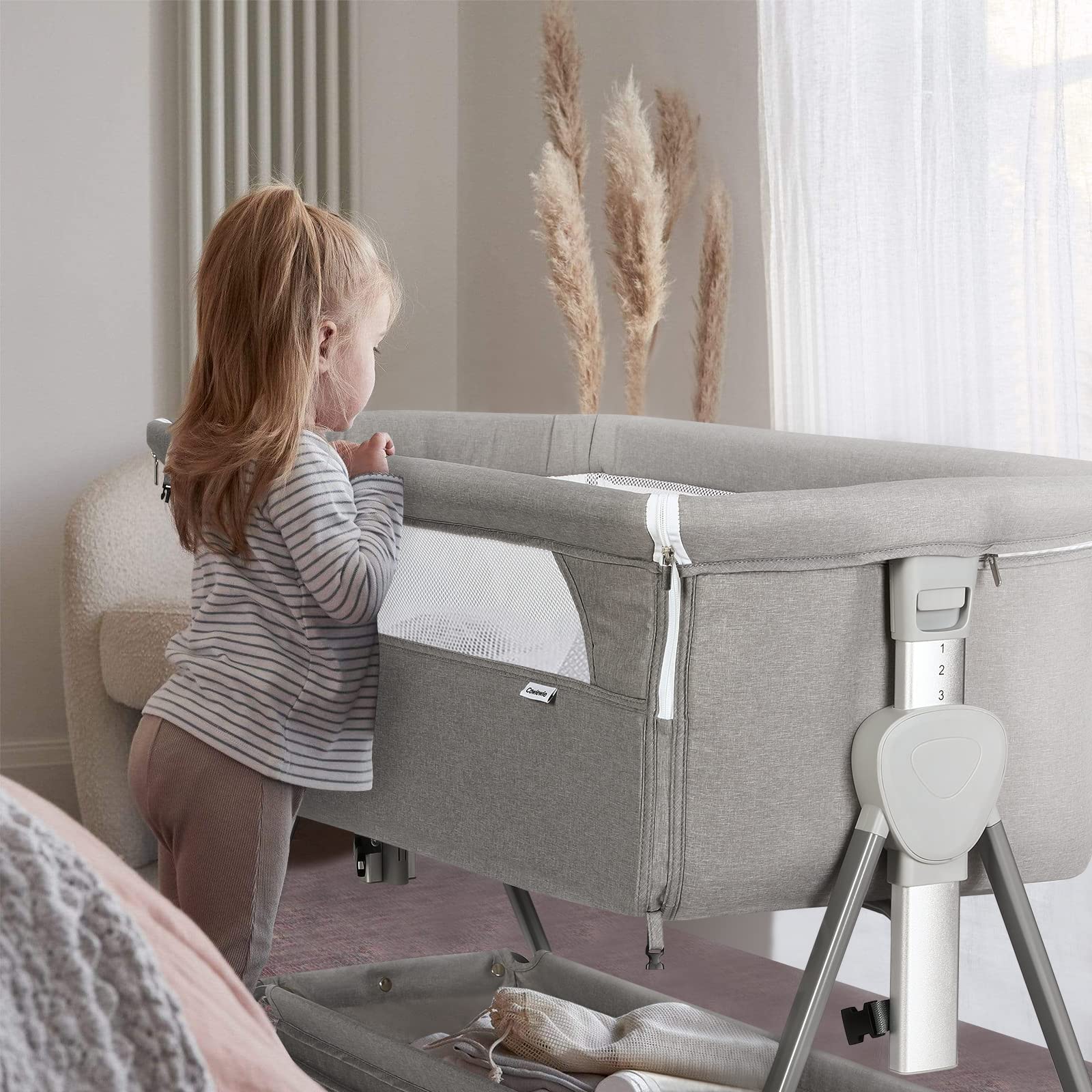 Cowiewie - Moisés para cama de noche, con 7 altura ajustable, moisés de noche para bebé con almacenamiento, malla transpirable y colchón, moisés portátil fácil de plegar (pirámide gris claro)