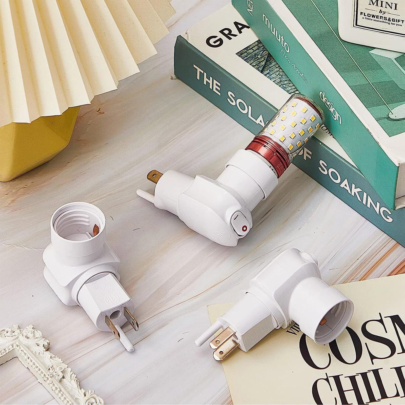 MOSU Enchufe de luz enchufable,Adaptador de extensión de Enchufe E26/E27 con Interruptor,Toma de Corriente de 3 Clavijas a Enchufe Giratorio de 360°,Adecuado para porches,Patios,garajes(Pack de 2)