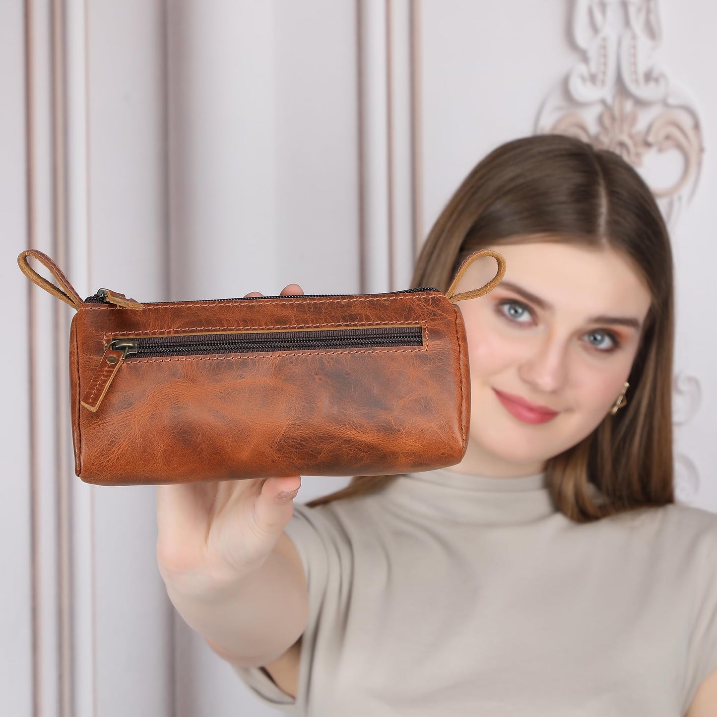 TheAntiq - Bolsa de maquillaje de piel bronceada (8 x 3.5 x 3 pulgadas) - Estuche pequeño para cosméticos para bolso, estuche de maquillaje multiusos con cremallera para viajes o regalo, organizador