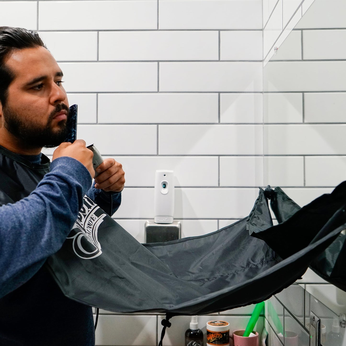 Suavecito Capa de aseo para barba, color negro, reutilizable, fácil de limpiar y almacenar
