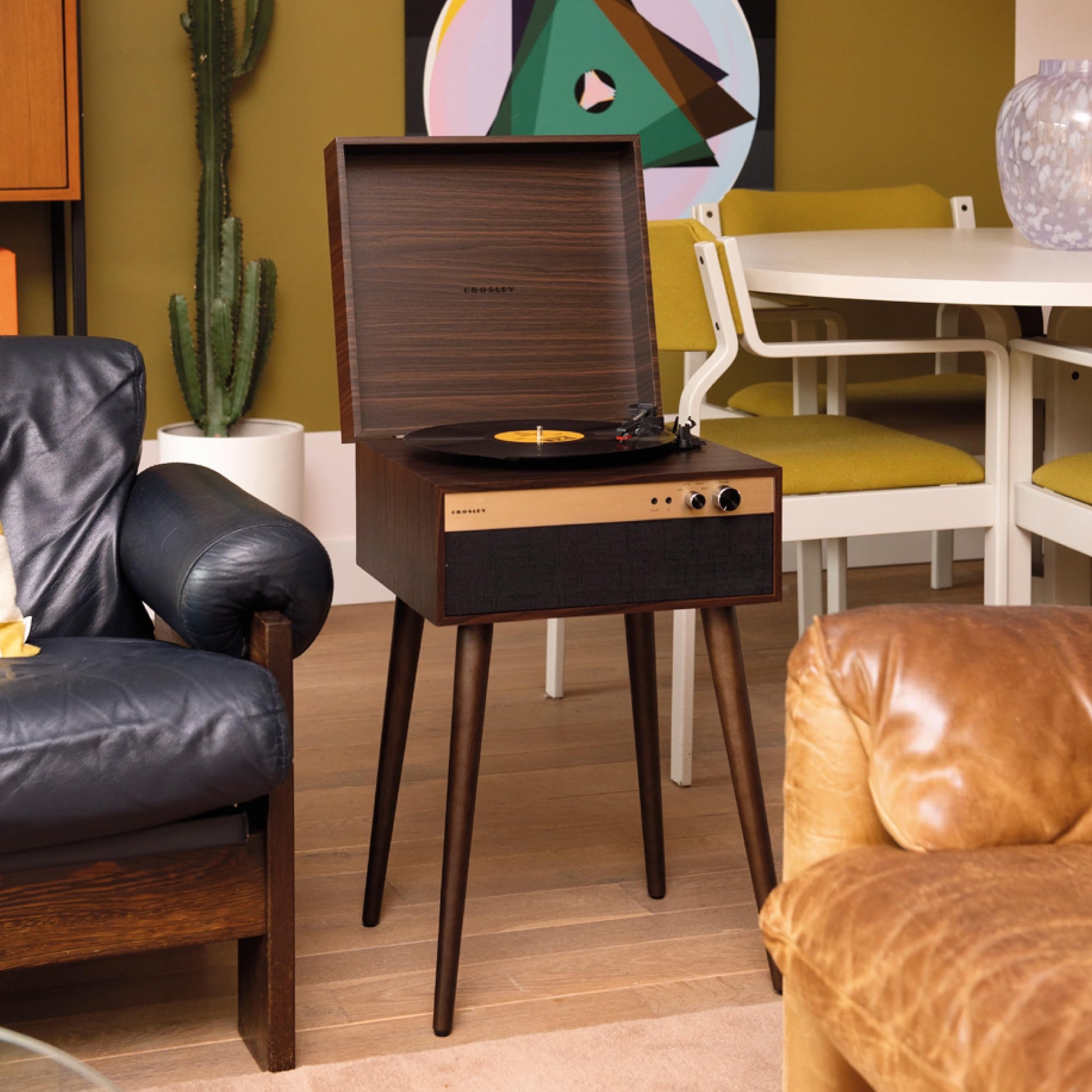 Crosley CR6236A-WA Jasper - Tocadiscos de Vinilo Bluetooth de 3 velocidades con Altavoces Integrados y Patas Desmontables, Color Nogal