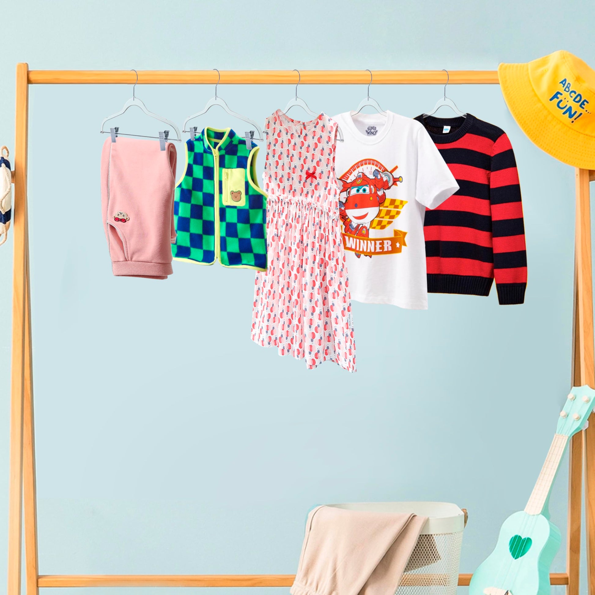 Perchas transparentes de calidad para pantalones de niños con clips, paquete de 20 | Perchas resistentes para faldas con gancho giratorio y muescas | Perchas con clips ahorradoras de espacio para