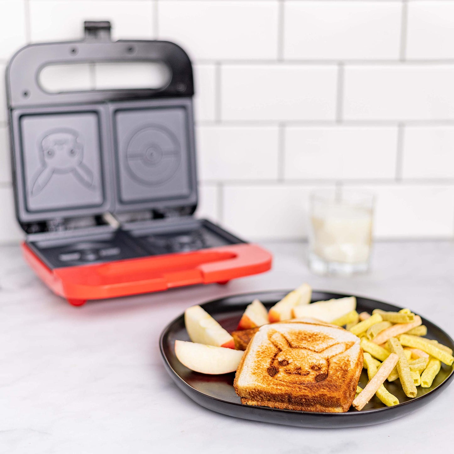 Máquina de Quesos a la Parrilla Uncanny Brands Pokemon blanca para Hacer Sándwiches de Pokeball y Pikachu