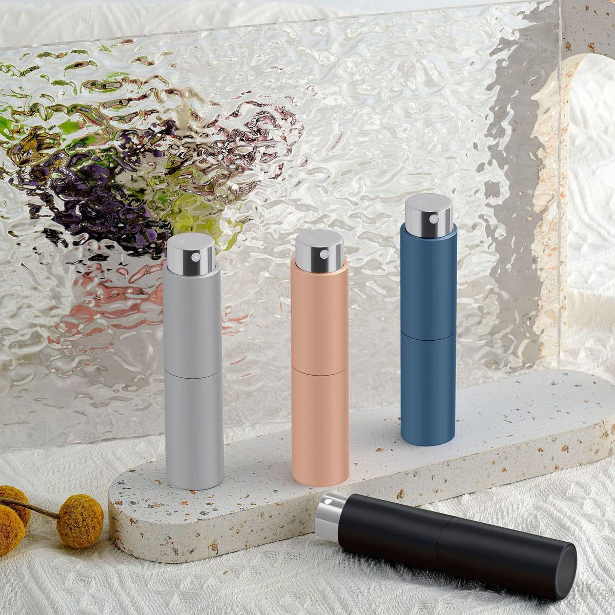 Lil Ray Mini botella atomizadora portátil de 8 ml (4 unidades), atomizador recargable de viaje para perfume, cologn, fragancia con diseño de giro (negro mate y oro rosa y azul y plata)
