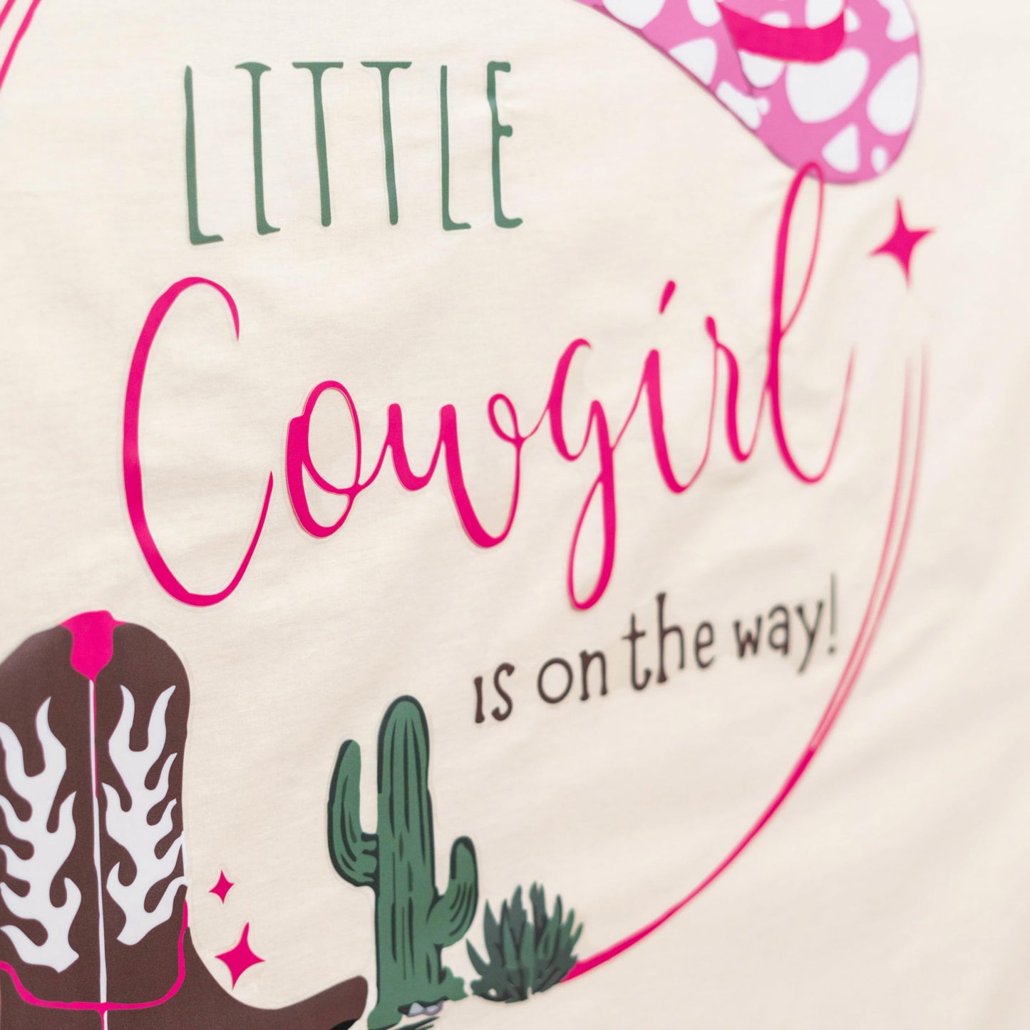 Calcomanía de leyenda A Little Cowgirl is on The Way – Decoración de fiesta con temática de vaquera, decoración de bebé, rosa salvaje oeste es una niña, decoración rústica de fiesta de niña dulce y