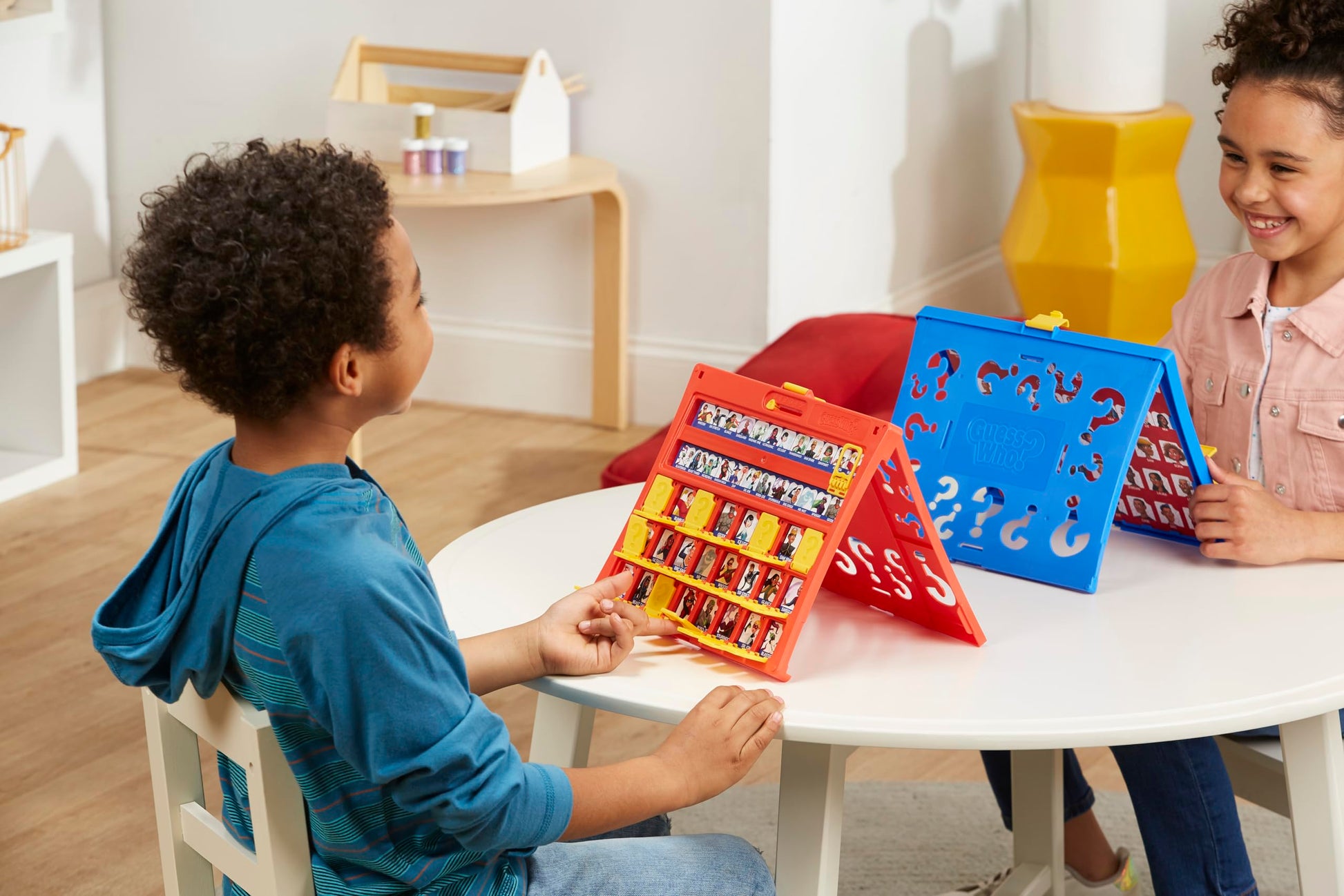 Hasbro Gaming Adivina Quién? - El Juego Original de adivinar el Personaje - Juego de Mesa para niños - Fácil de Montar, para 2 Jugadores, + 6 años