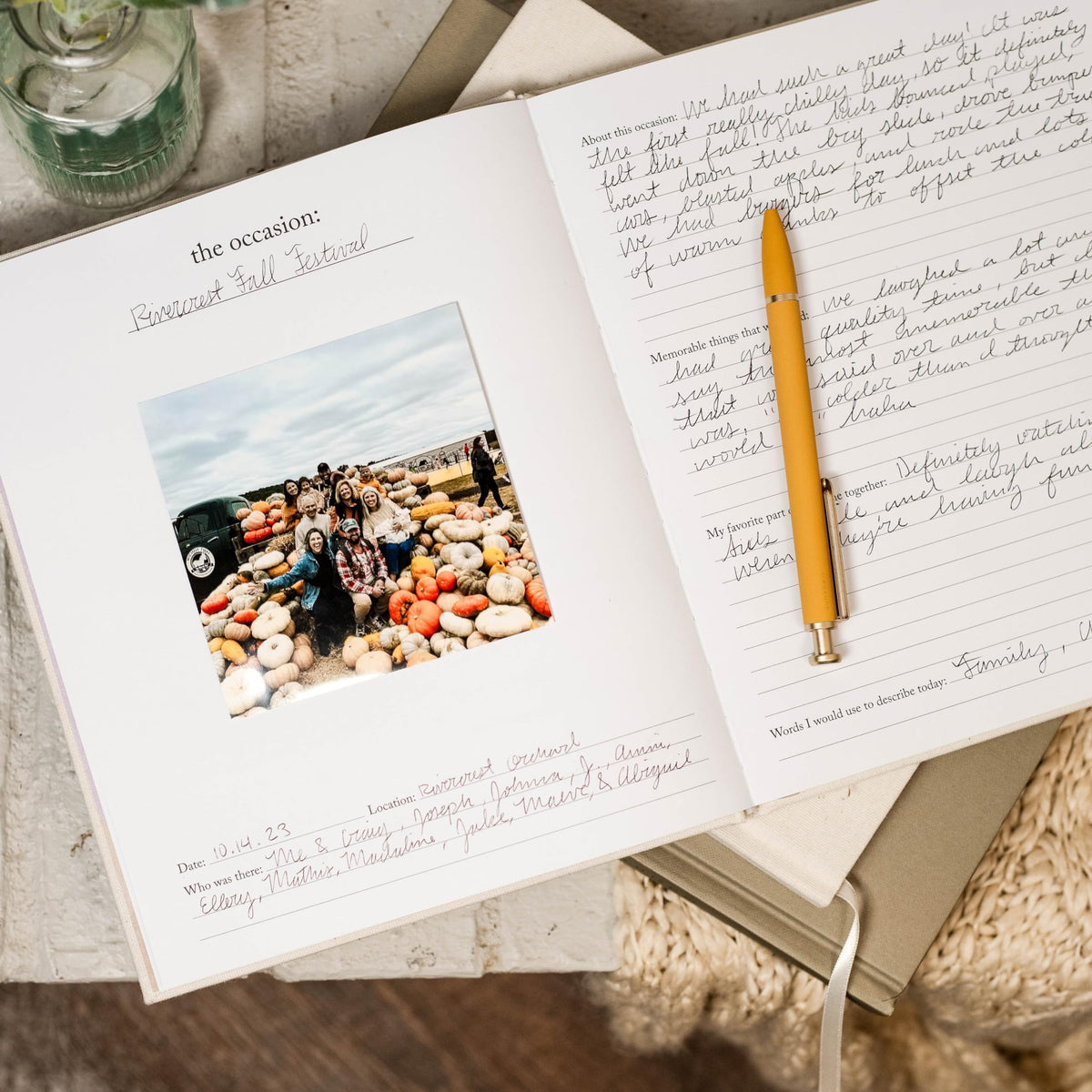 Libro de Recuerdos de Lino con Relieve Dorado para Abuelos Crema