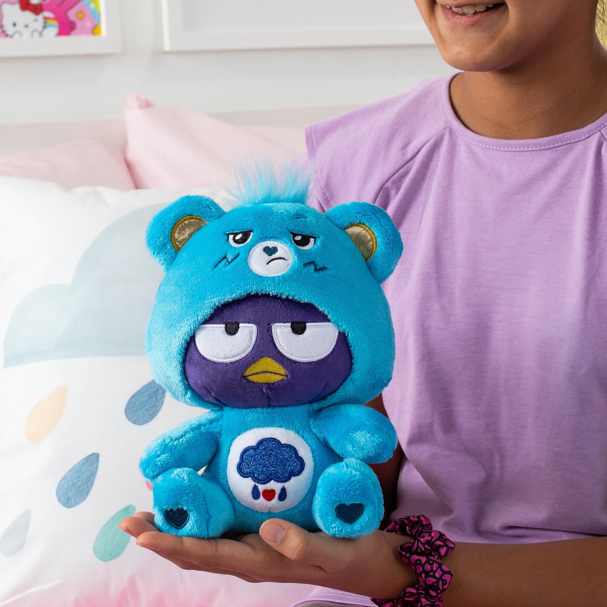 Care Bears Badtz-Maru Muñeco de Peluche Vestido de Oso Gruñón de 23 cm, Azul, Suave y abrazable, Apto para niñas y niños, empleados, coleccionistas, a Partir de los 4 años de Edad