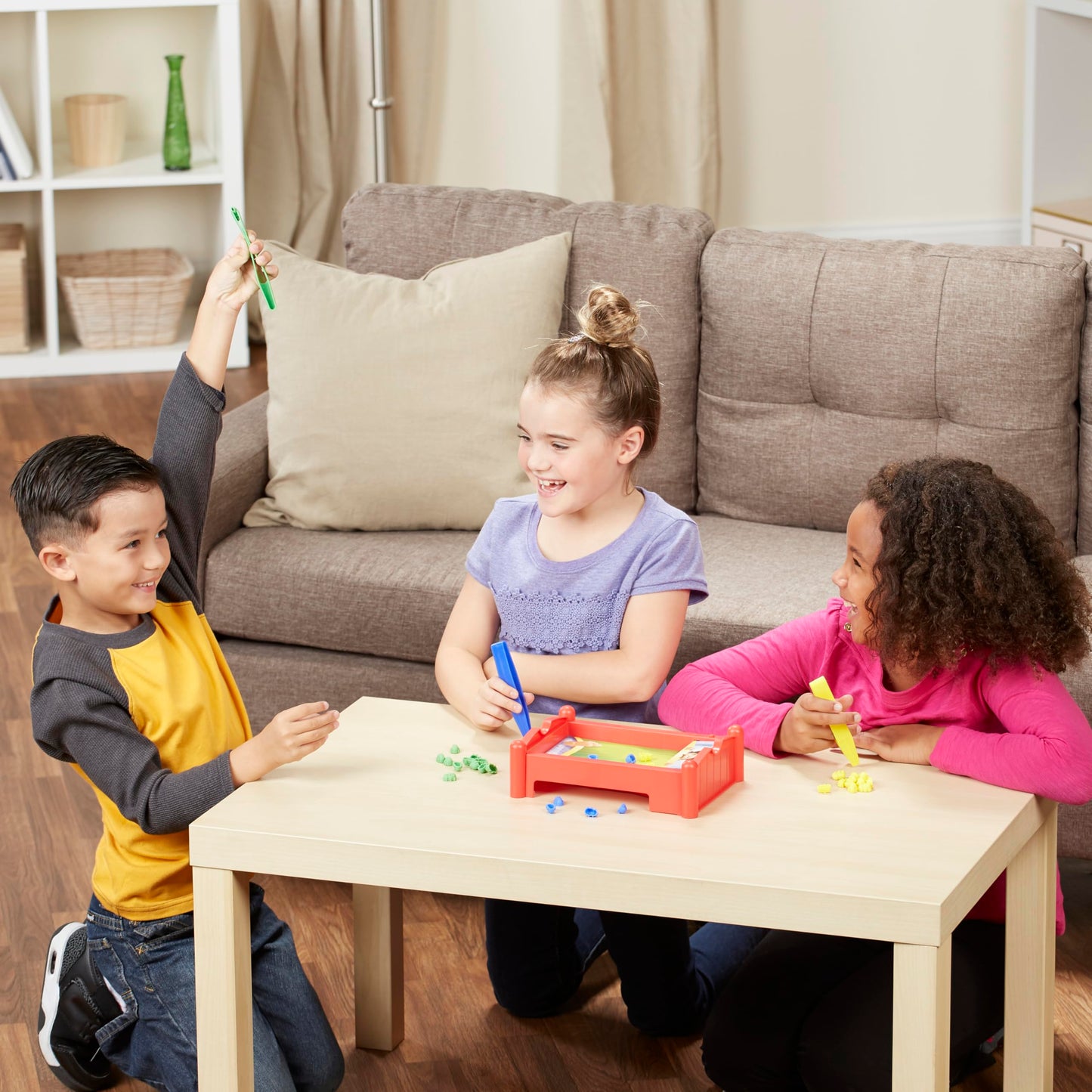 Hasbro Gaming Pulgas Locas - Juego de Mesa con 1 Tablero, 36 Piezas de Colores y 3 Pinzas para 2 o 3 Jugadores a Partir de 4 años