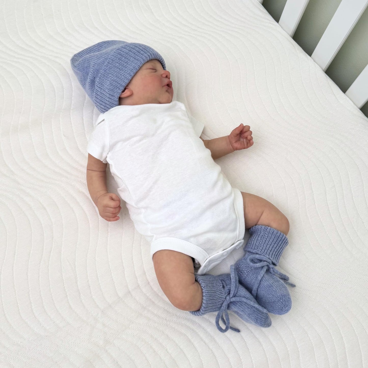 Jet&Bo BABY - Juego de gorro y botines 100% cachemir para bebé, color azul, tamaño 0-6 meses, suave, acogedor e hipoalergénico, caja de regalo y tarjeta incluida