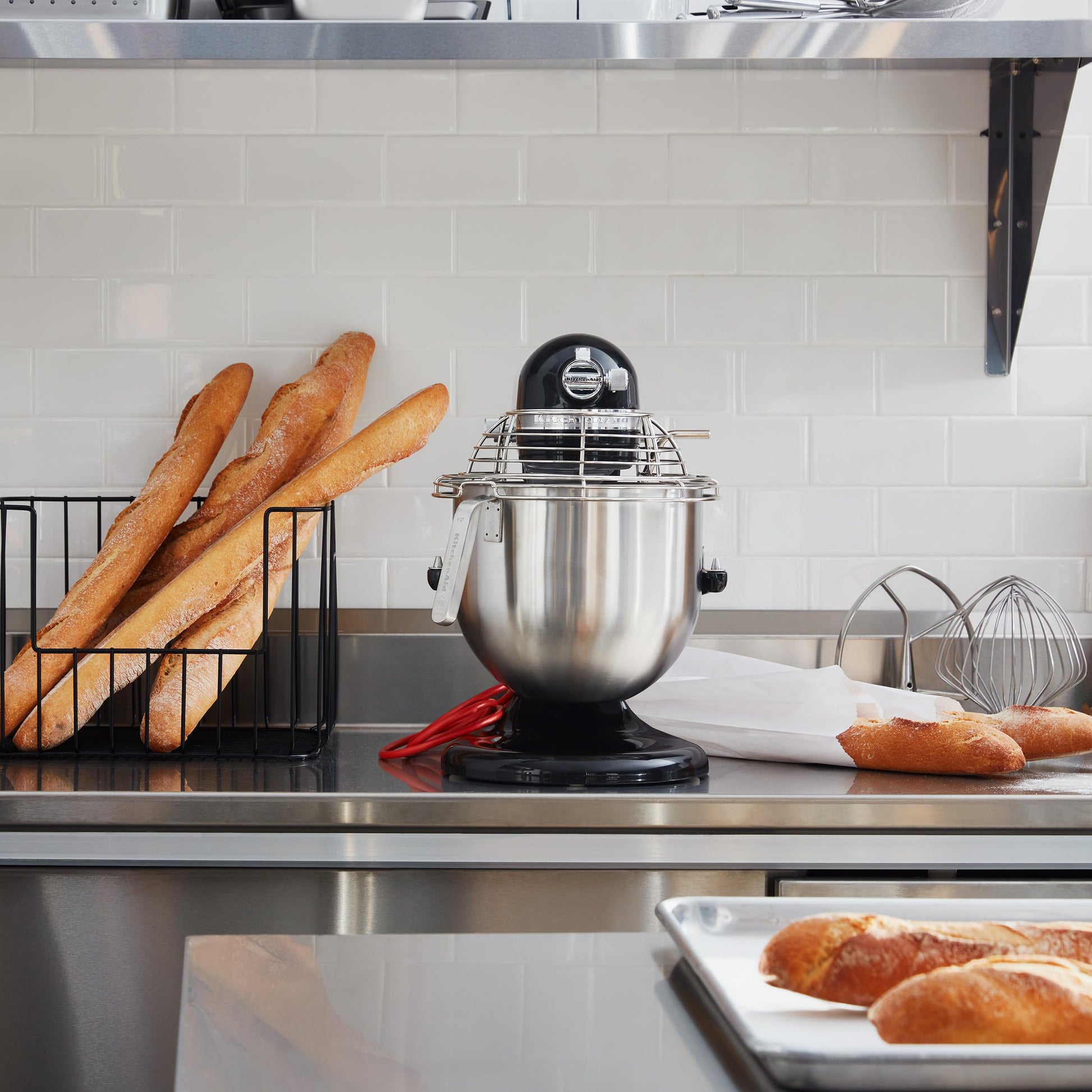 KitchenAid KSMC895OB Mezclador comercial de encimera de 8 cuartos con protector de tazón, 10 velocidades, accionado por engranaje, ónix negro