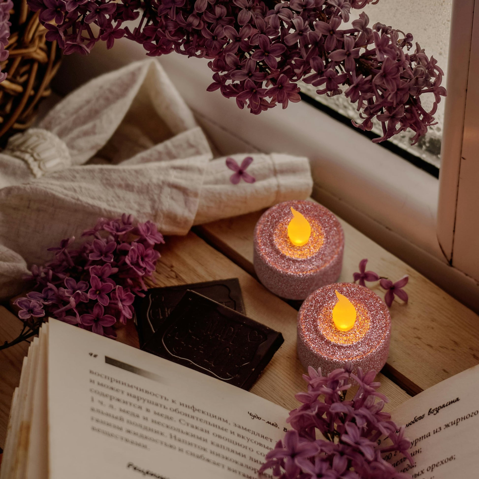 FURORA LIGHTING - Velas LED con purpurina rosa, paquete de 12, velas parpadeantes sin llama para decoración del hogar, 1.5 pulgadas de ancho x 1.65 pulgadas de alto, funciona con pilas