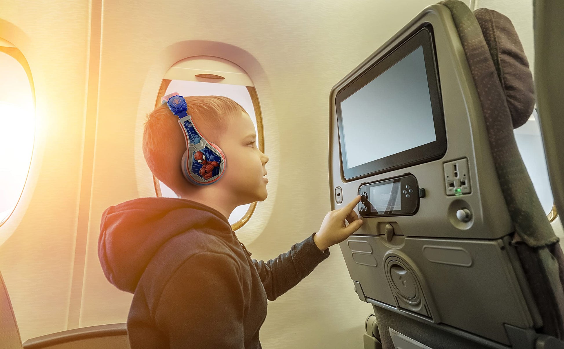 eKids Spiderman - Auriculares inalámbricos Bluetooth portátiles para niños con micrófono, volumen reducido para proteger la audición, batería recargable, diadema ajustable para niños, para escuela, hogar o viajes