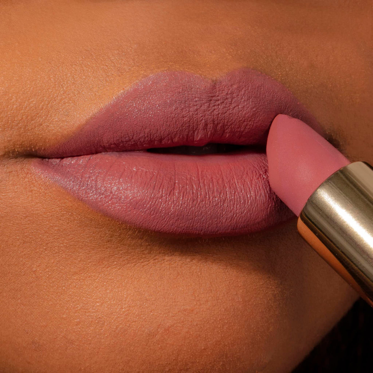 Milani, Labial en barra Mate, Color Fetish Lipstick Matte Flora (Peony)