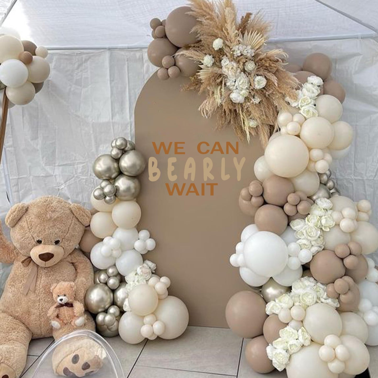 GIOGUK - Calcomanía de pared con texto "We Can Bearly Wait", decoración de fiesta de baby shower, suministros de fiesta de revelación de género, calcomanía de letrero de oso para arco de globos,