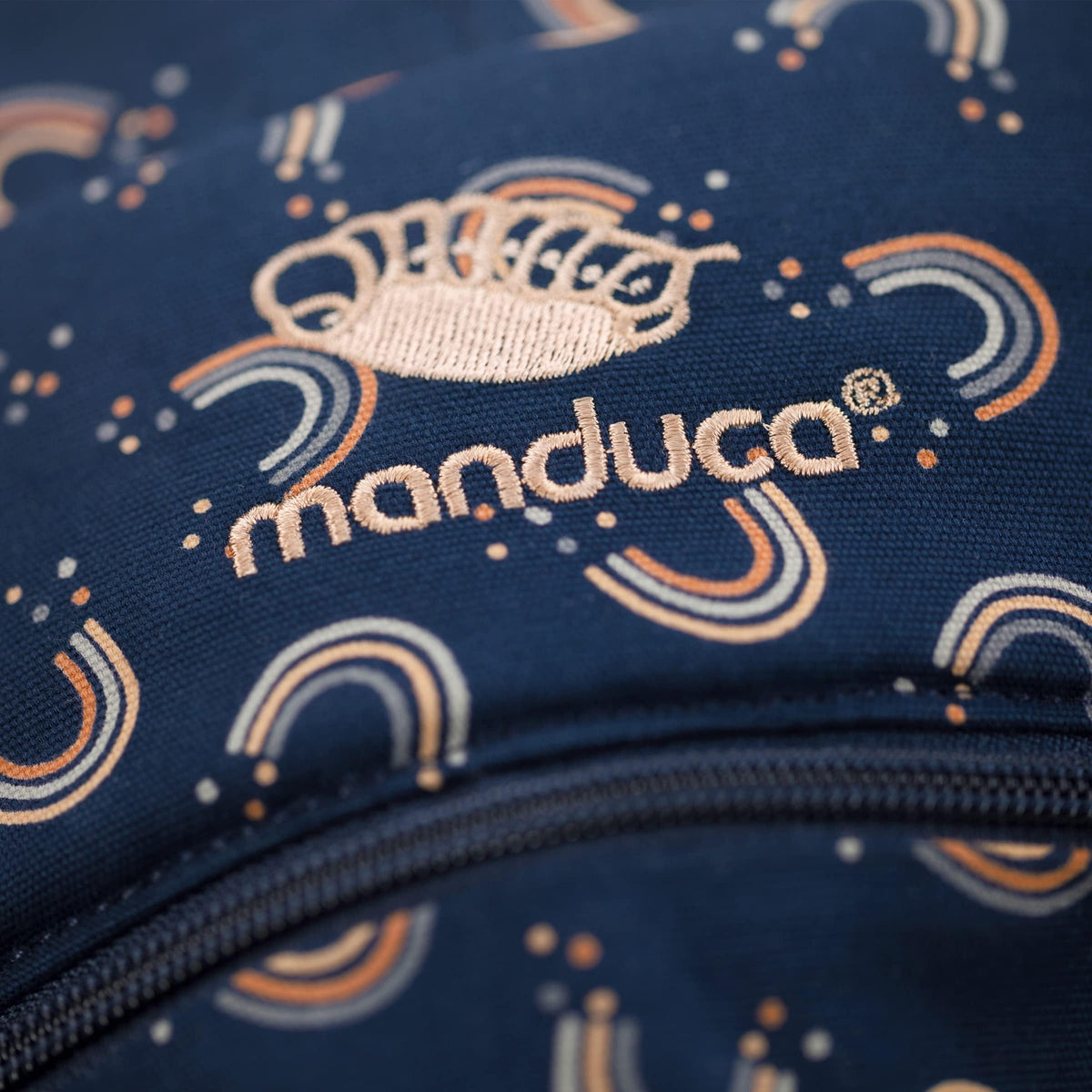 Manduca XT Rainbow Night Portabebé Ergonómico de Algodón Orgánico, Mochila Cangurera Multiposición (Frente, Cadera, Espalda), Ajustable para Recién Nacidos y Niños (3.5 a 20 kg), sin Insertos, XT LE