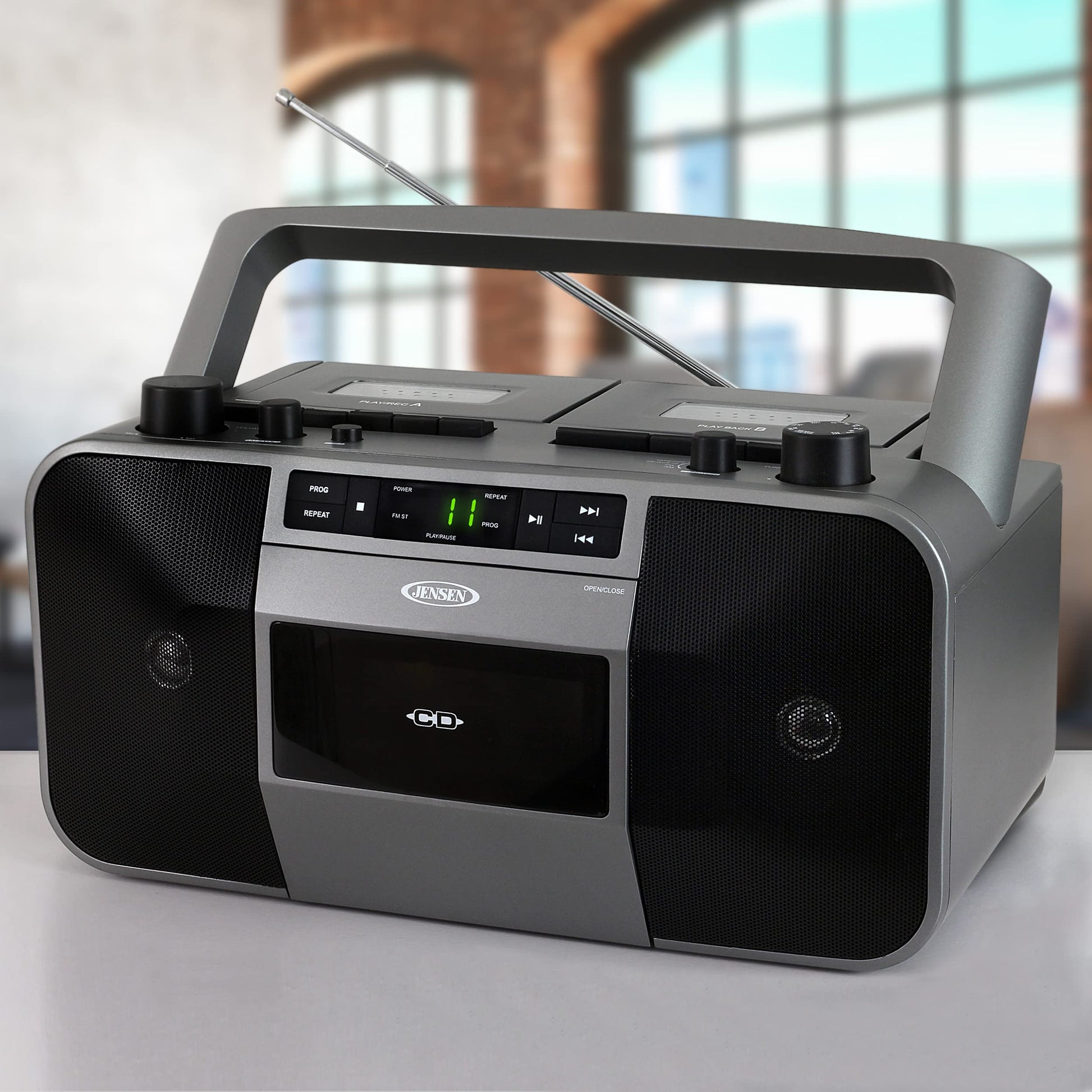 Jensen MCR-1500 Reproductor de CD y Casetes Portátil con Radio AM/FM, Estéreo, Gris, Compatible con CD y MP3, Conectividad Auxiliar y Auricular