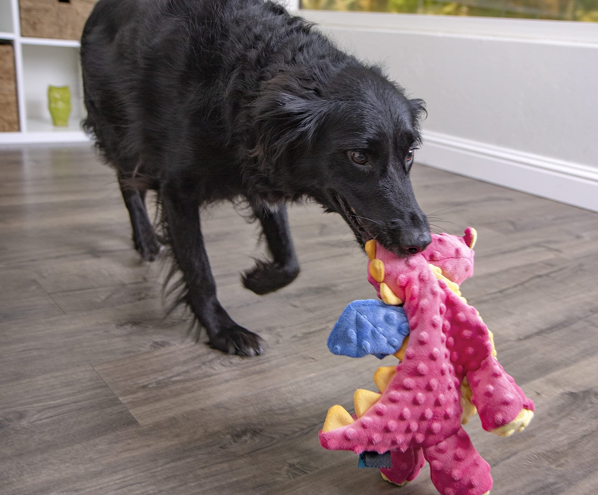 goDog - Juguete de peluche resistente para perros con tecnología Dragon with Chew Guard, color coral, grande