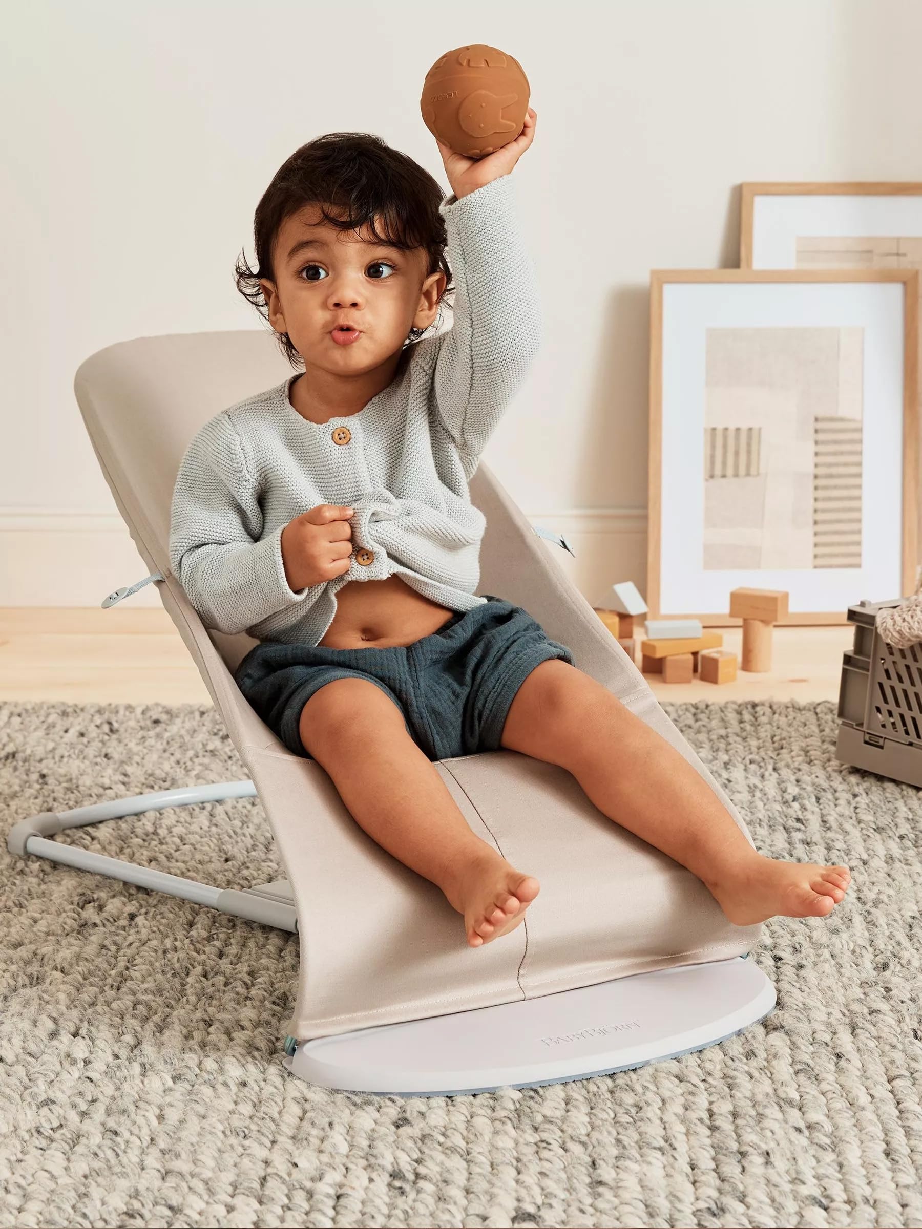 BabyBjörn Silla Mecedora para Bebé Balance Soft, Tejido/Jersey, Beige/Gris| Asiento ajustable 2 en 1 para bebé y silla de niño pequeño, recién nacido a niño (8-30 libras), 4 posiciones, ligero y portátil