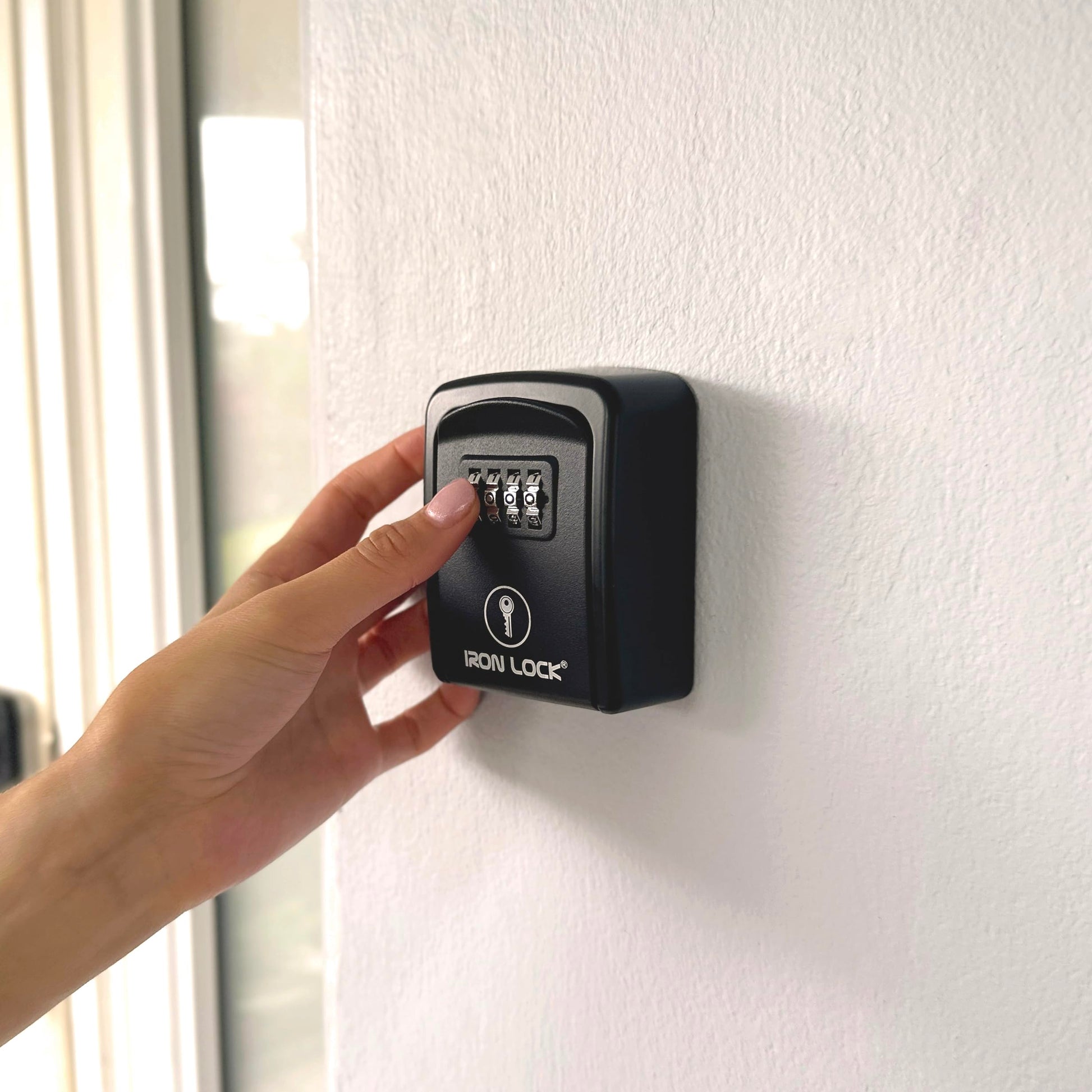 Iron Lock® - Caja de bloqueo para llave de pared con combinación de 4 dígitos, código reiniciable, interruptor A B y capacidad de 5 llaves, caja de seguridad impermeable para interiores y exteriores