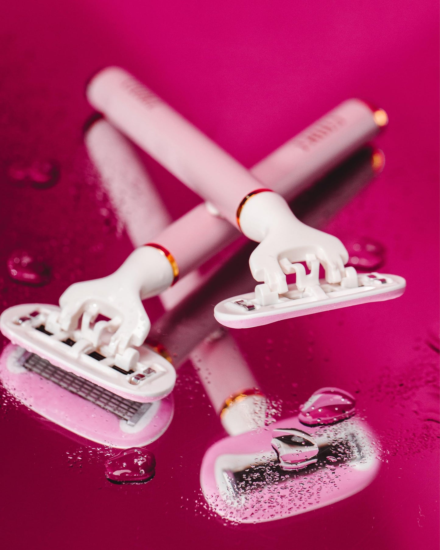Truly Maquinilla de afeitar Life Shaver | La mejor maquinilla para piel sensible | 5 hojas con gel impregnado con aloe y manteca de karité | Cabezal pivotante y mango flexible para un afeitado suave y