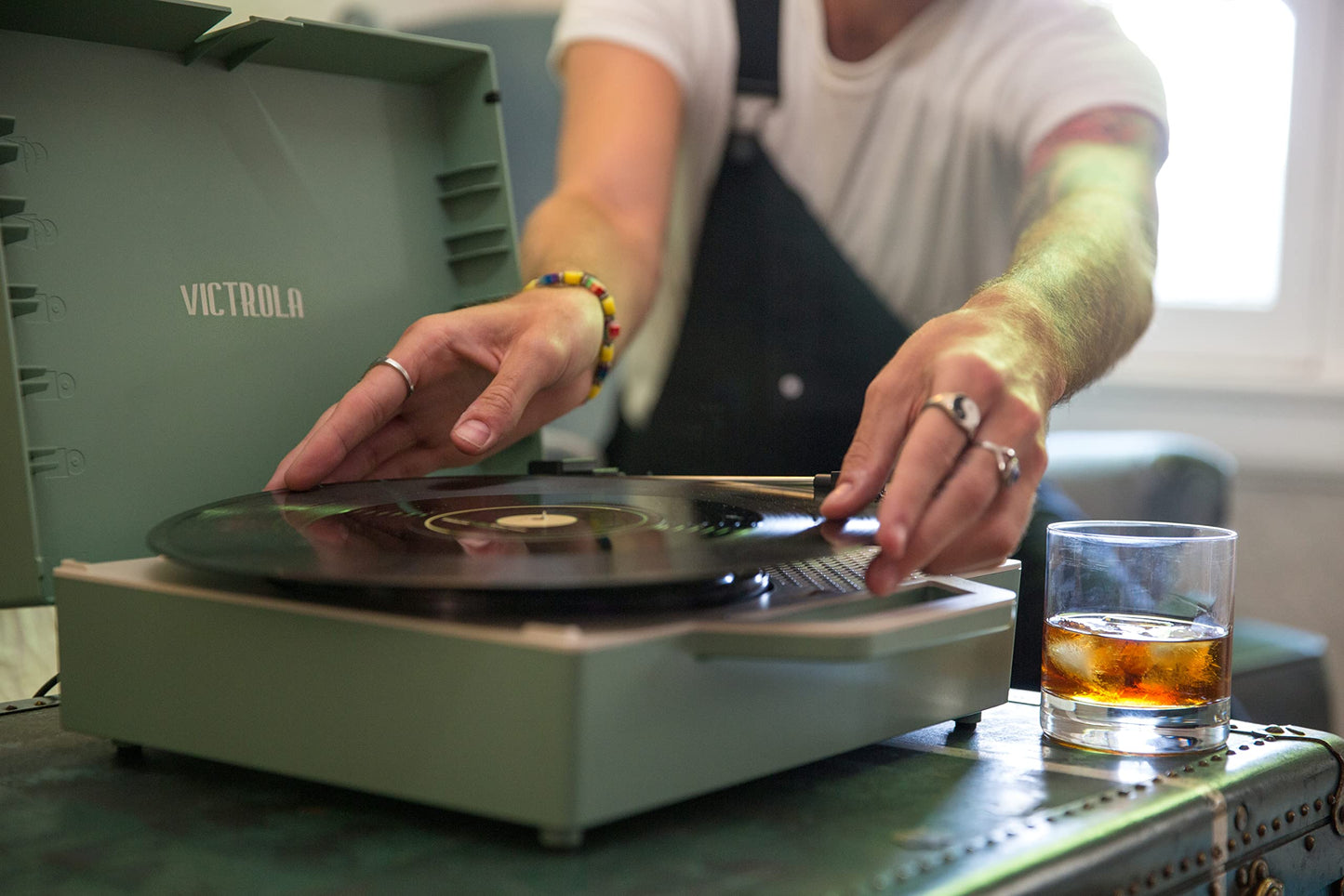 Tocadiscos Portátil Victrola Basil Green Bluetooth Sostenible con Radio de Graves y Toma de Auriculares