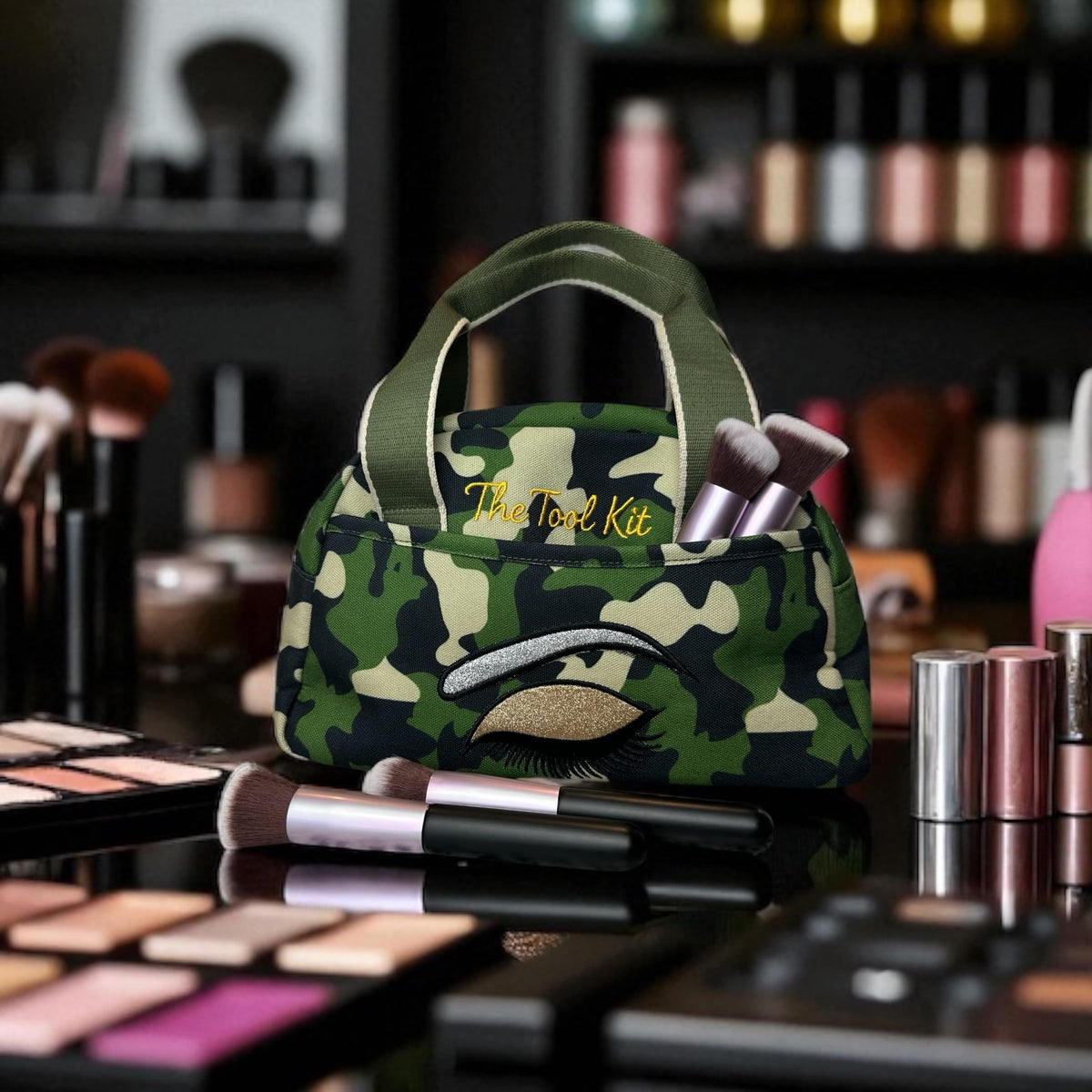Beyond Shadow Ops Luxe Collection Kit de herramientas – Organizador profesional de maquillaje y accesorios con compartimentos seguros y diseño inspirado en el ejército, 2 bolsillos exteriores Lg