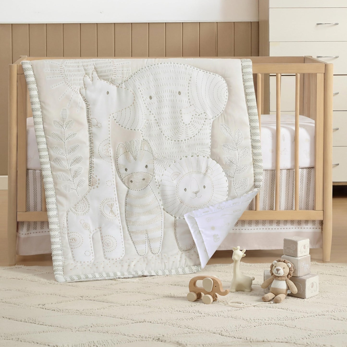 El juego de cama de 3 piezas para cuna de The Hōmistry para niños y niñas - Edredón reversible, sábana ajustada, falda de cuna - Juego de ropa de cama para cuna de microfibra suave, transpirable y