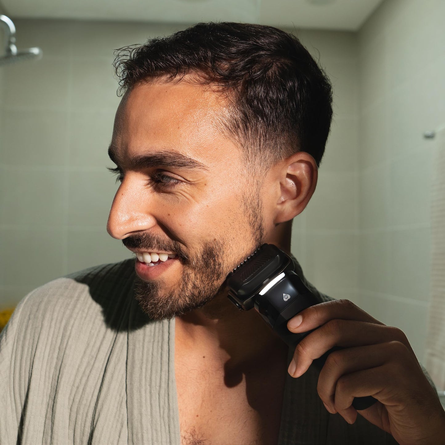 Afeitadora de láminas para hombres MANSCAPED® The Chairman™ PRO: recortadora de cuatro cuchillas SkinSafe® para barba incipiente y vello facial, carga inalámbrica y USB-C, bloqueo para viajes