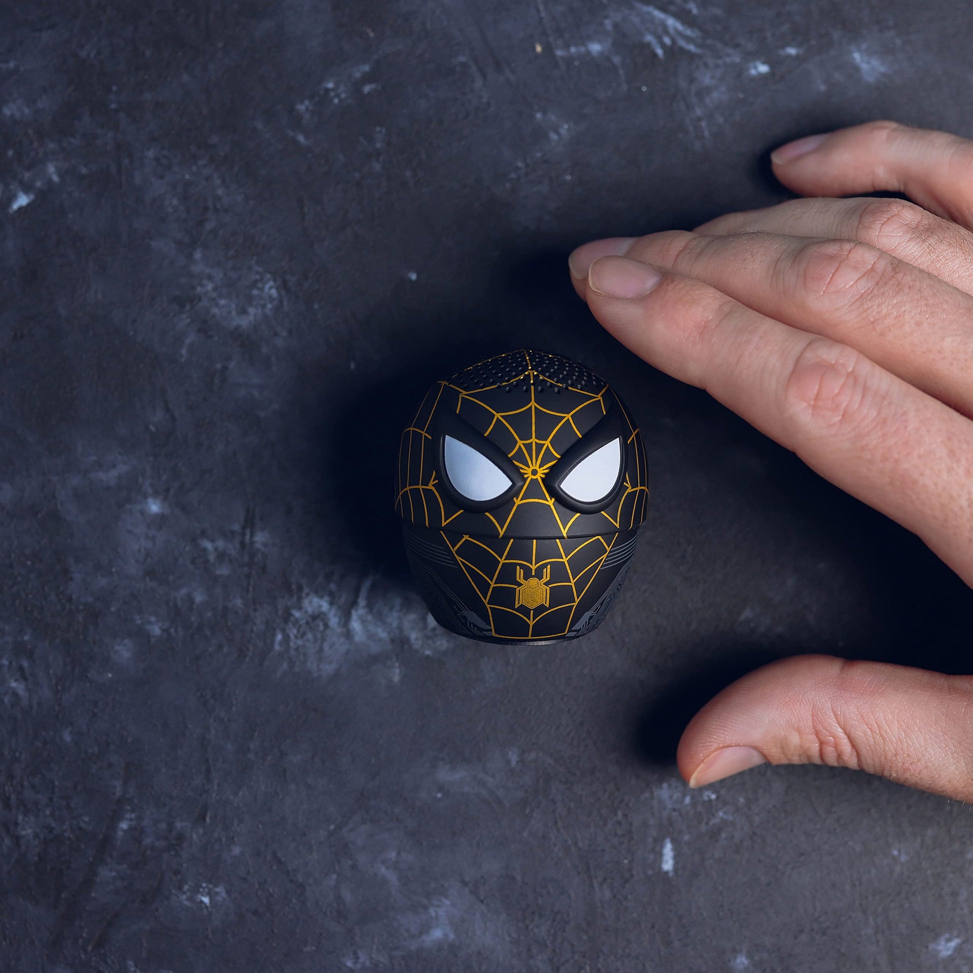 Bitty Boomers Marvel: No Way Home Spider-Man - Traje Negro y Dorado - Mini Altavoz Bluetooth