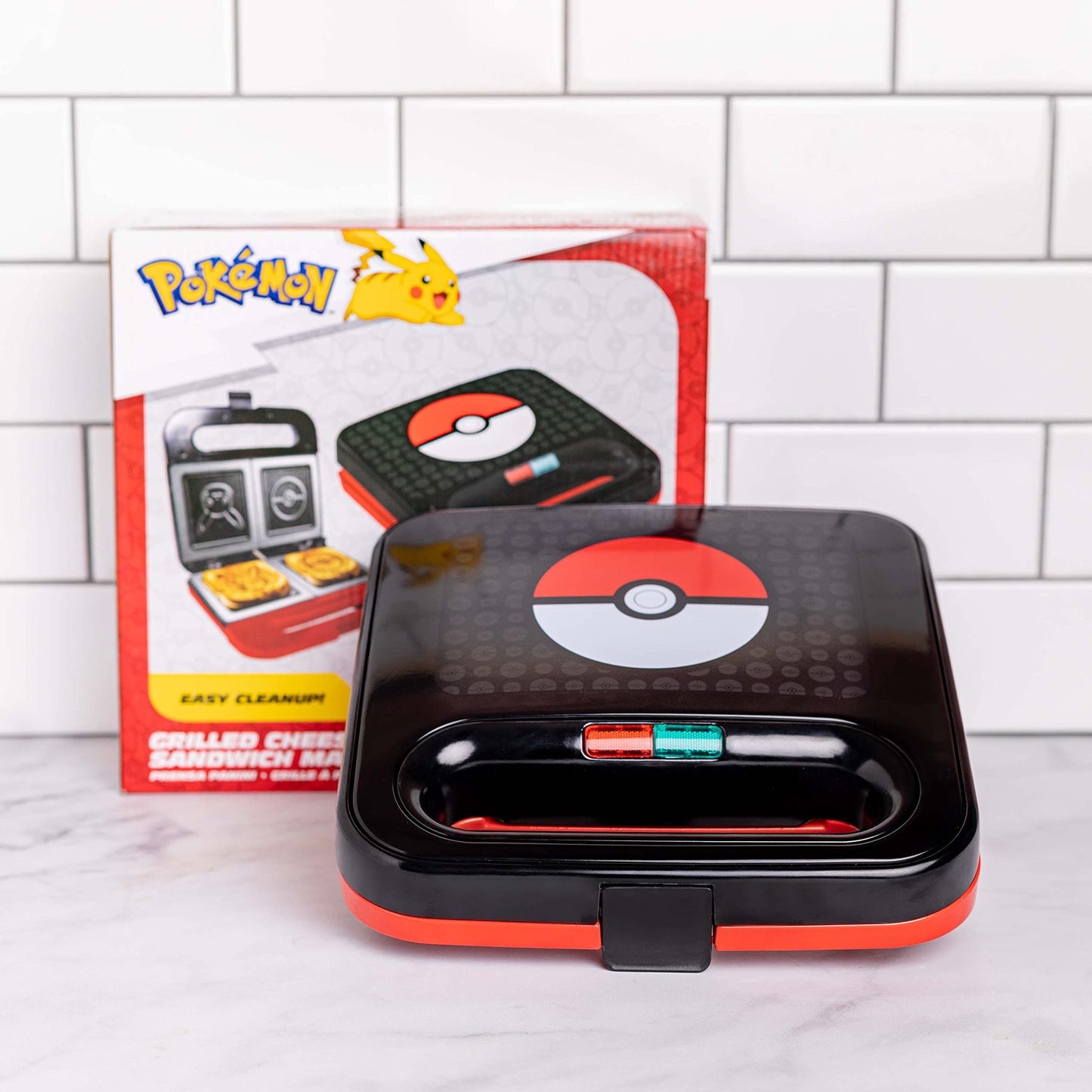 Máquina de Quesos a la Parrilla Uncanny Brands Pokemon blanca para Hacer Sándwiches de Pokeball y Pikachu