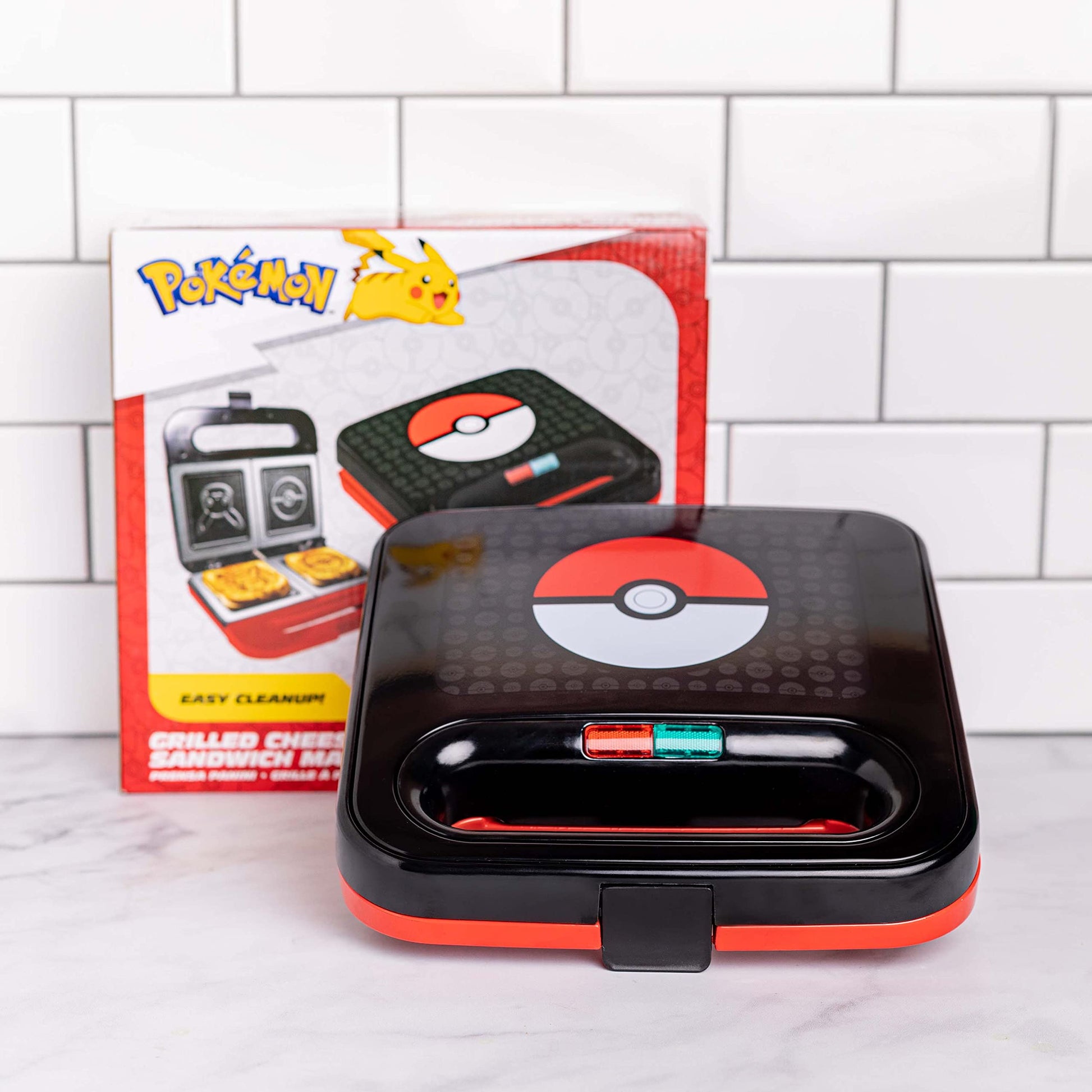 Máquina de Quesos a la Parrilla Uncanny Brands Pokemon blanca para Hacer Sándwiches de Pokeball y Pikachu