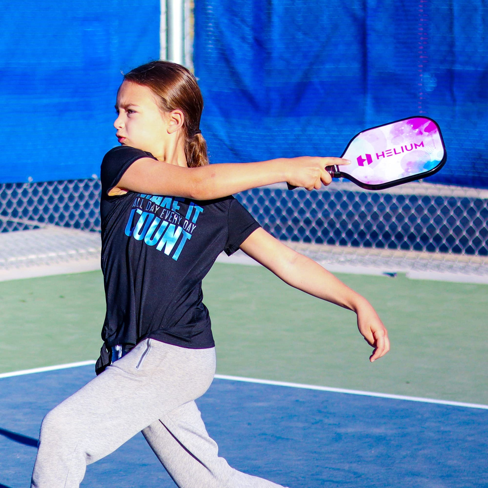 Helium Paleta de Pickleball para niños (2 Unidades, Girl Power), tamaño Infantil, núcleo de Panal, Cara de Impacto de Grafito, Agarre cómodo Premium, Pala de Pickleball y Bolsa con cordón
