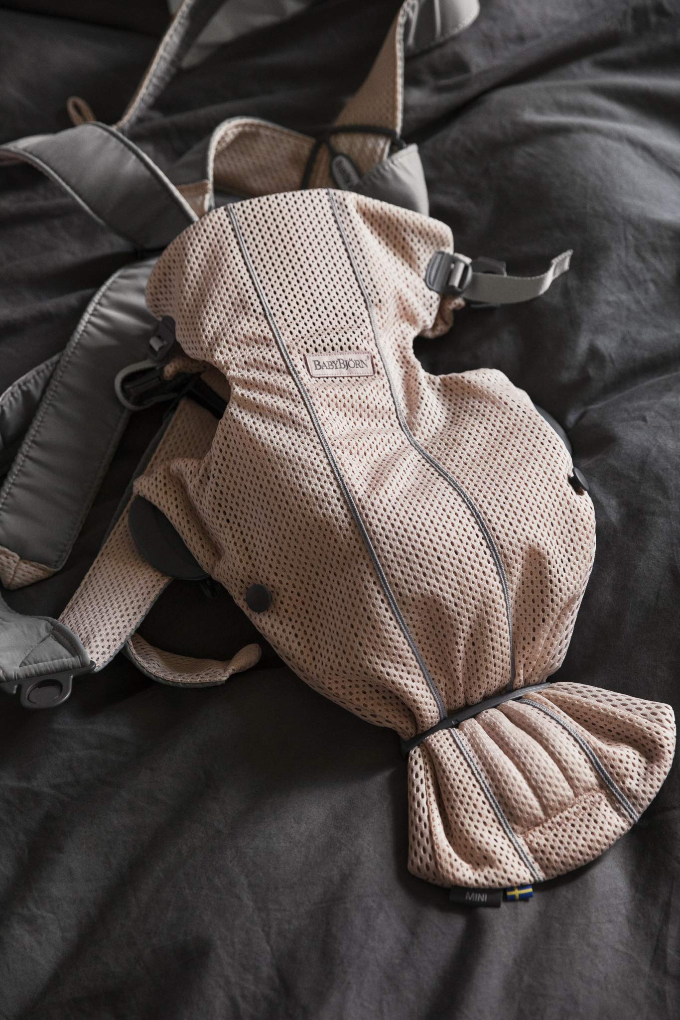 BabyBjörn Baby Carrier Mini, 3D Mesh, Pearly Pink Newborn Carrier (7-25 lbs), Ergonomic, Easy-to-Use
