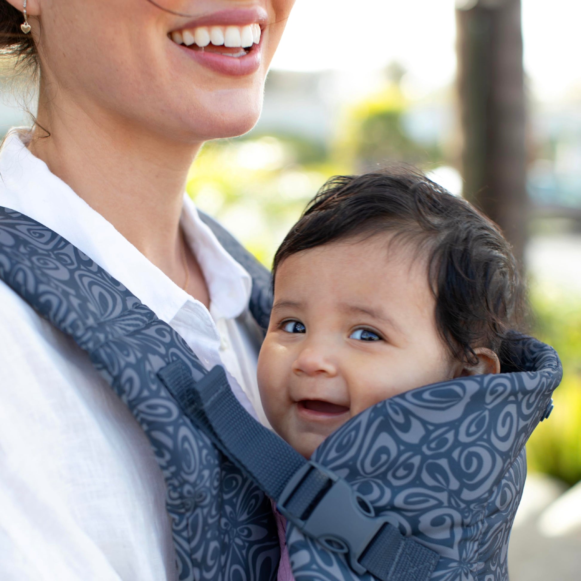 Infantino Flip Advanced Portabebés 4 en 1 – Ergonómico, Convertible, frontal y frontal hacia fuera Portabebés delantero y trasero para recién nacidos a niños pequeños 8-35 libras, azul marino floral