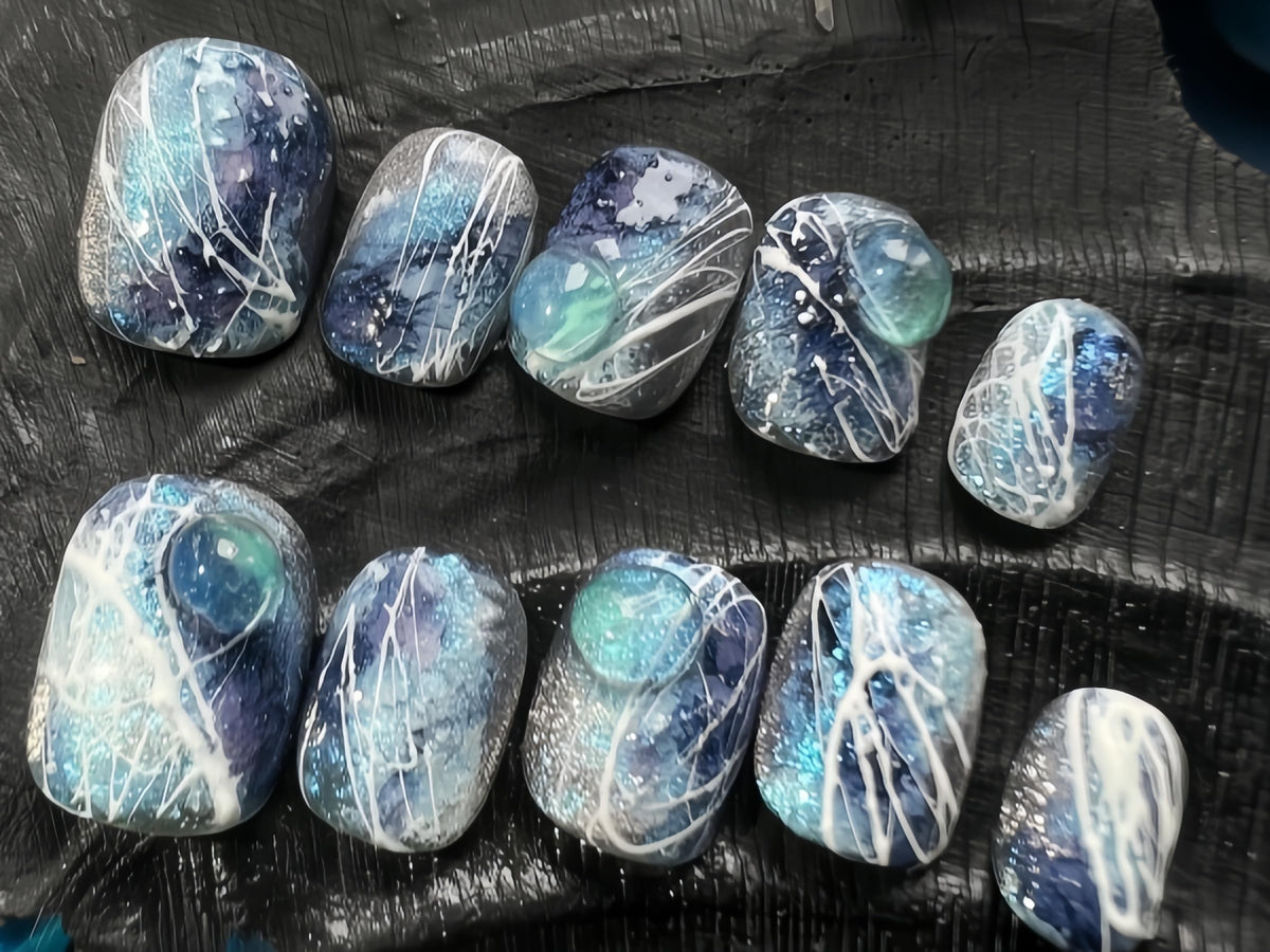 Fine Point Uñas postizas de nebulosa de medianoche para mujer, 10 uñas postizas cortas y cuadradas, hechas a mano con diseño de mármol galáctico y líneas blancas, reutilizables (talla grande)