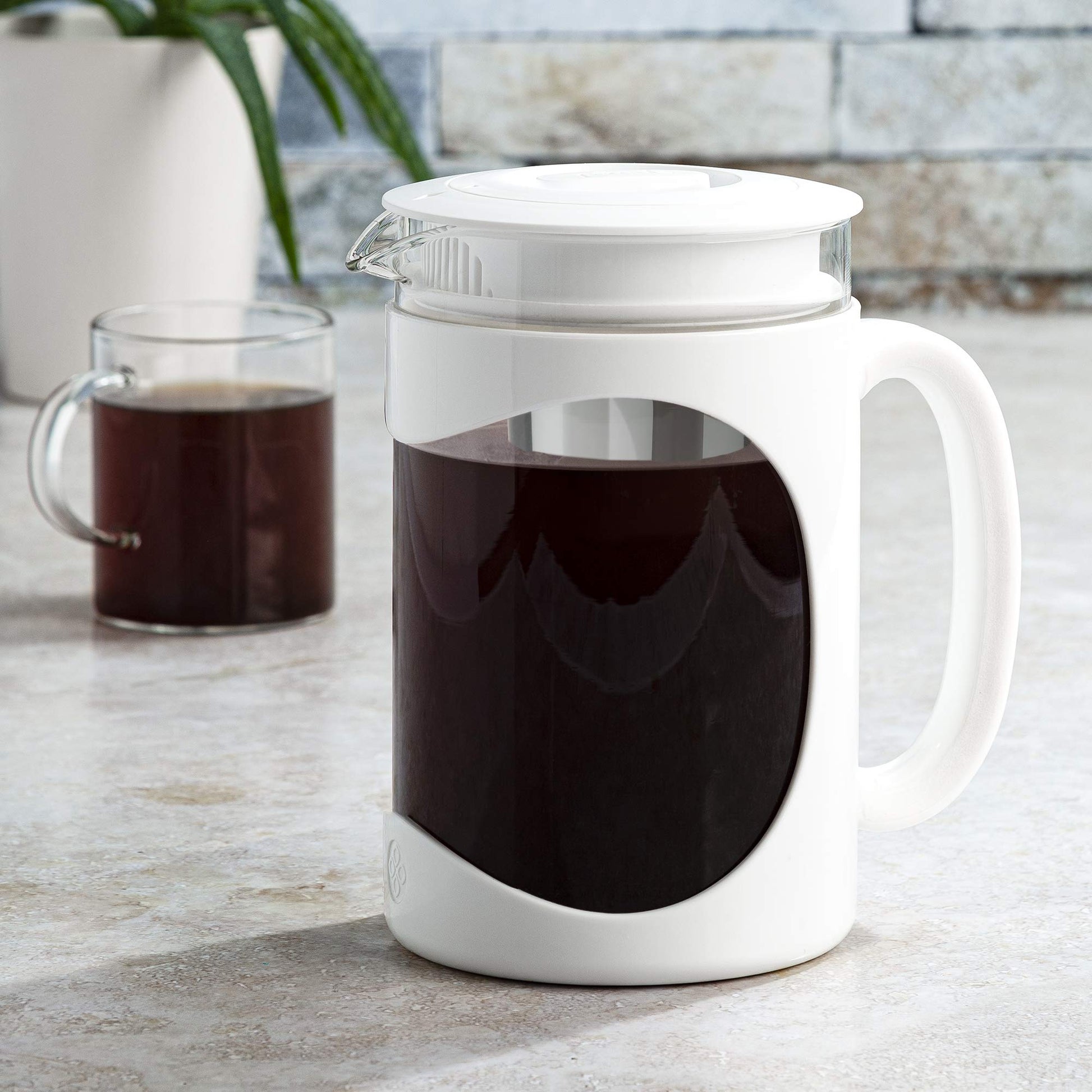 Cafetera Helada Primula Burke Blanca con Mango Cómodo y Jarra de Vidrio Duradera