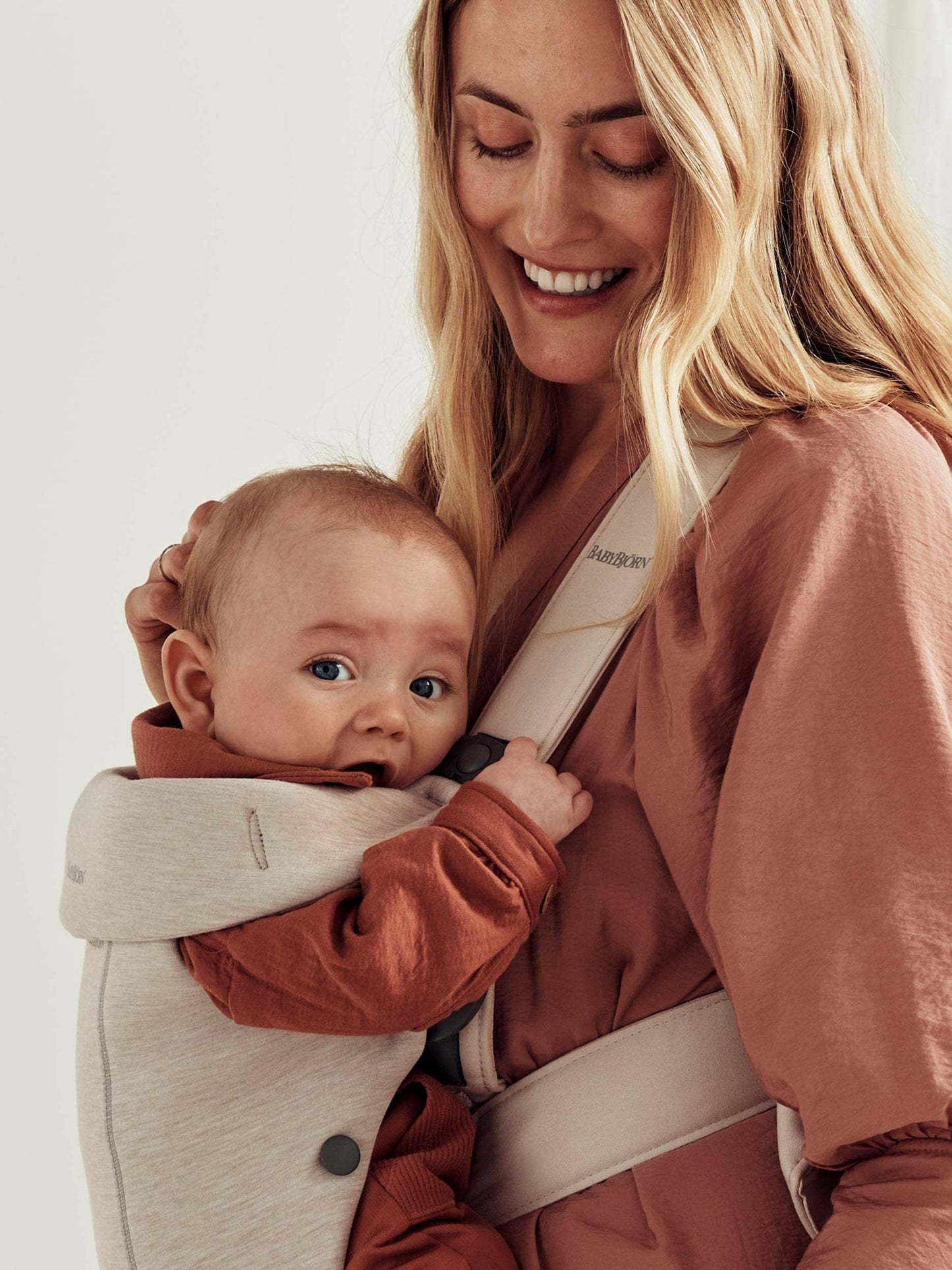 BabyBjörn Canguro Portabebé Mini, Jersey 3D, Beige claro