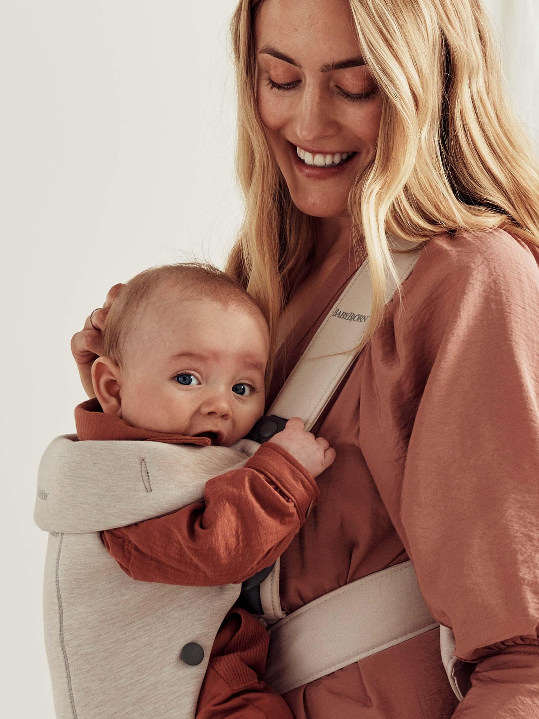 BabyBjörn Canguro Portabebé Mini, Jersey 3D, Beige claro