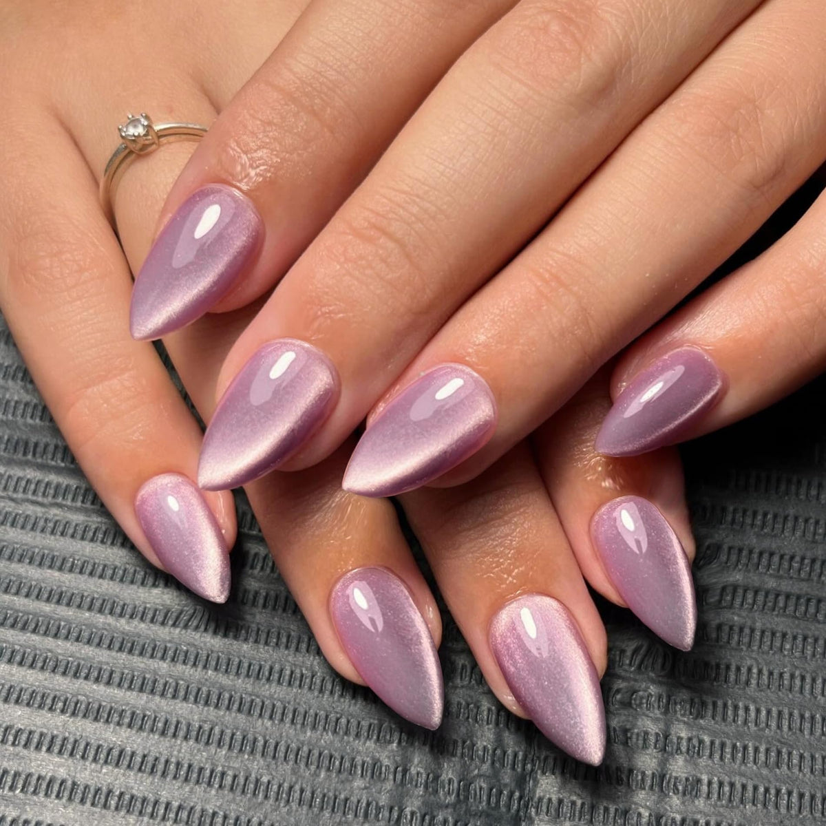 SXVME Uñas Postizas Lilas, Uñas Postizas De Ojo De Gato Morado Claro, Uñas Postizas Cortas Con Brillantina, Uñas Postizas Acrílicas Gruesas, Uñas Postizas Brillantes Para Mujer (30 Unidades)