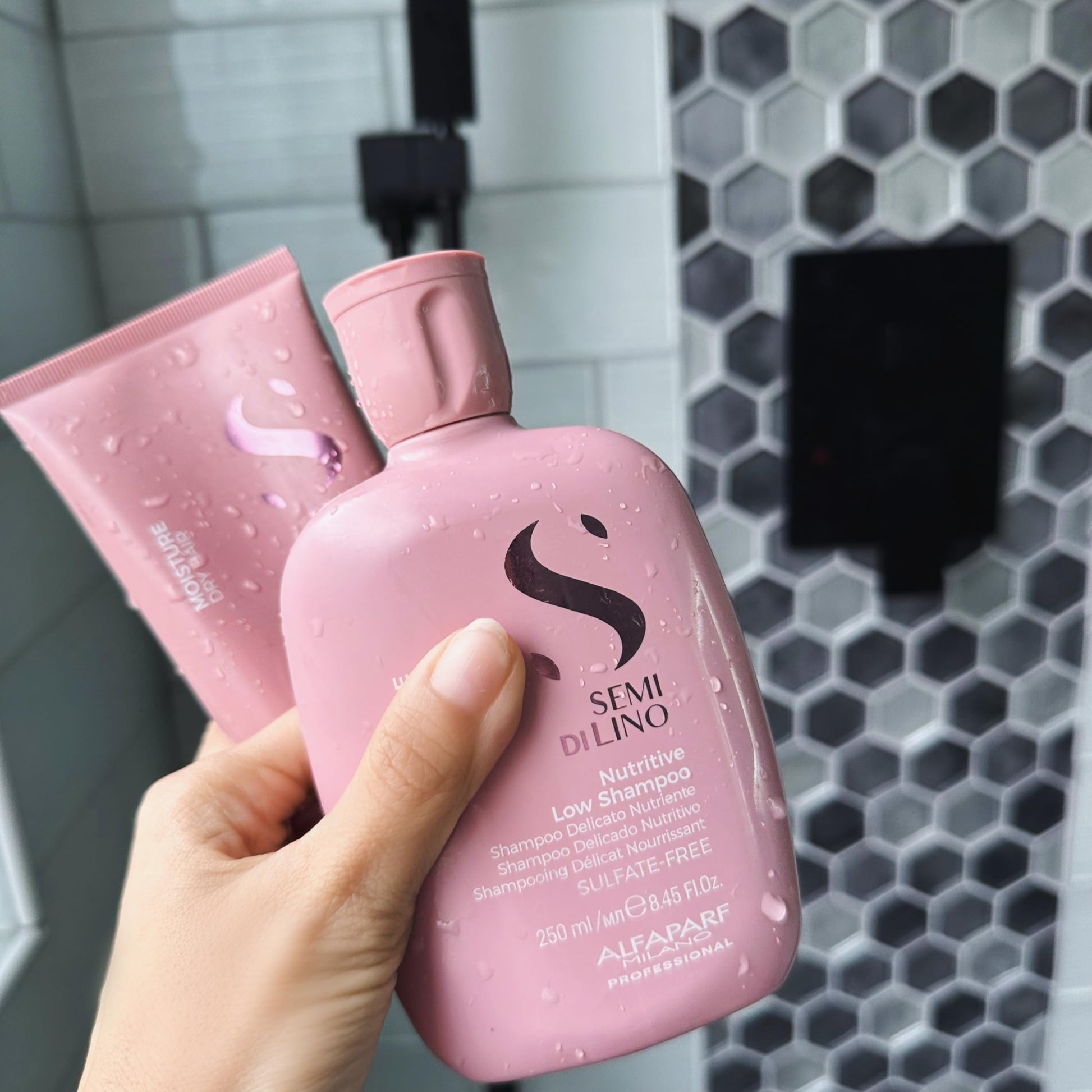 Champú hidratante sin sulfato Alfaparf Milano Semi Di Lino para cabello seco - Nutrición y protección para cabello teñido - Libre de SLS, parabenos y parafina - Calidad profesional de salón - 249 ml